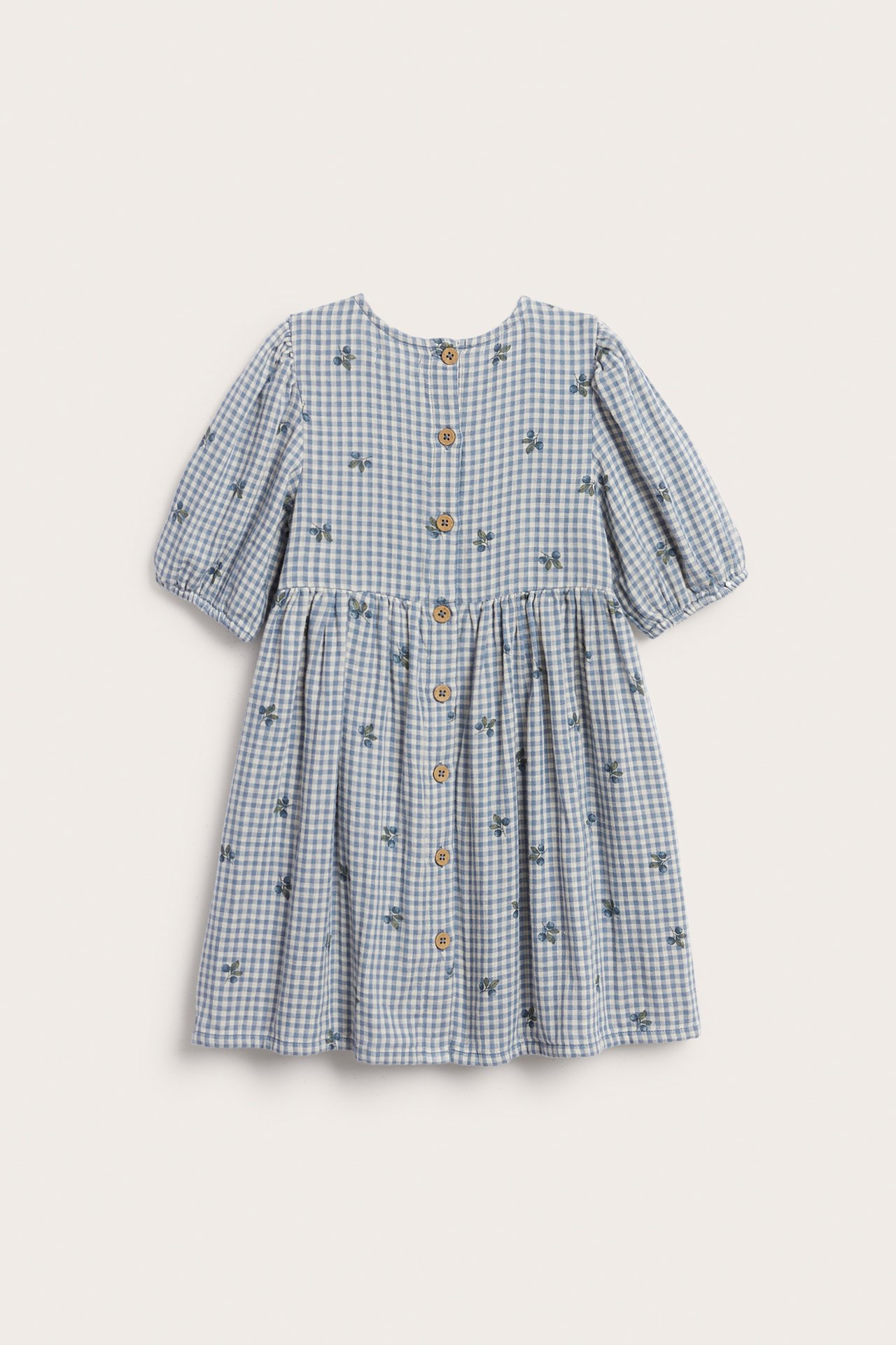 Kinderkleid aus blau karierter Baumwolle mit Blaubeerdruck, Puffärmeln und Knöpfen hinten.