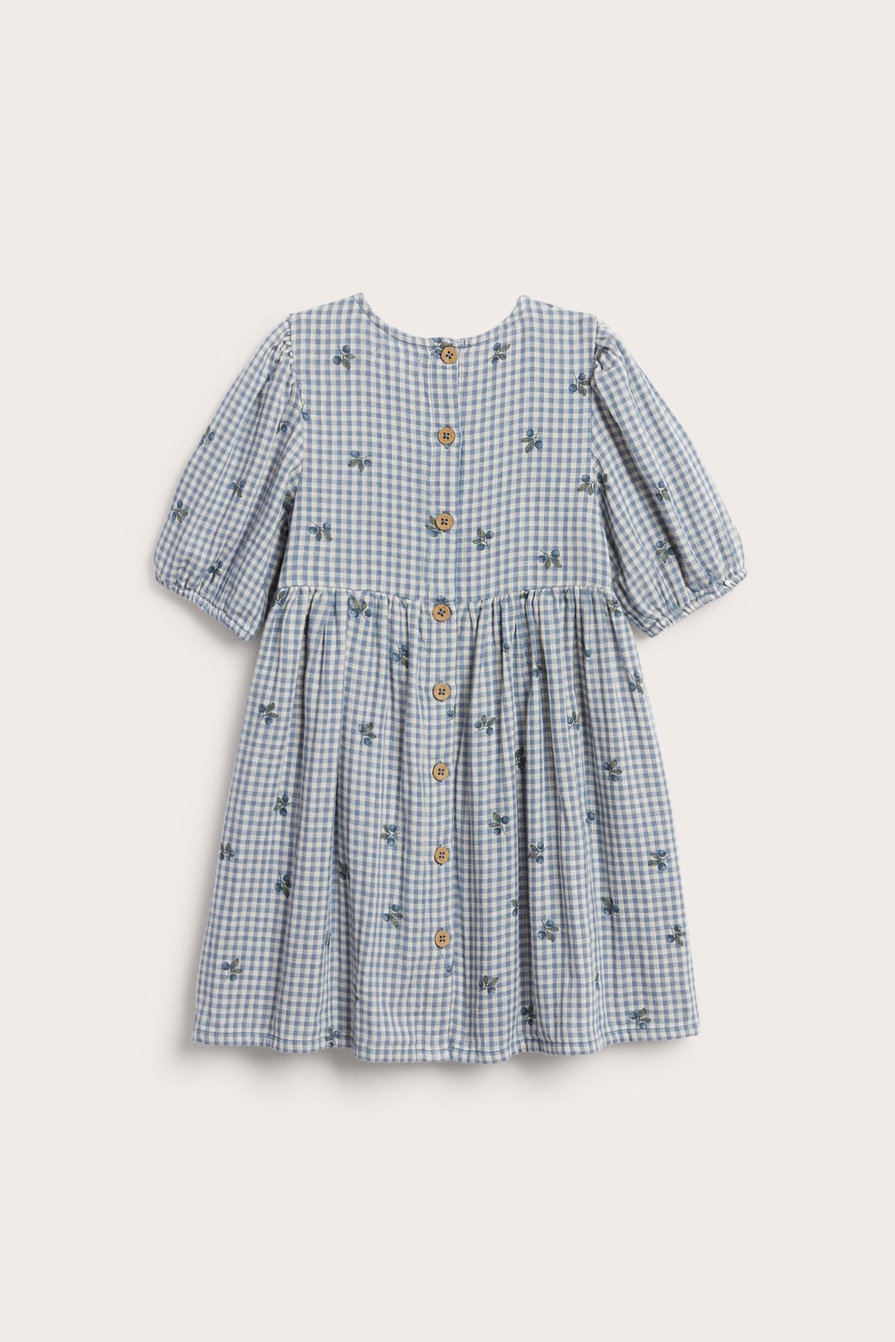 Kinderkleid aus blau karierter Baumwolle mit Blaubeerdruck, Puffärmeln und Knöpfen hinten.