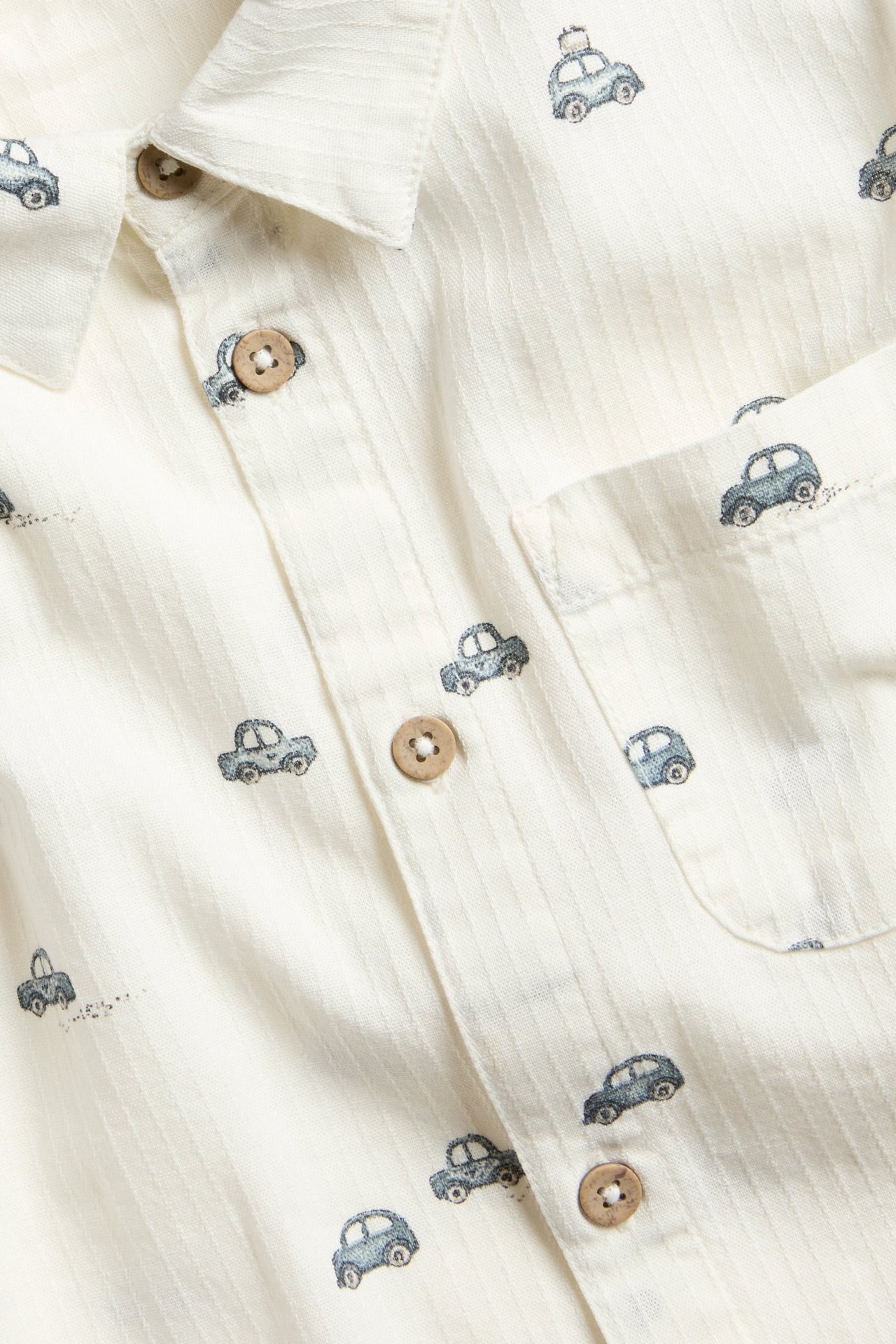 Offwhite, gewebtes Hemd mit Autos Muster, Kragen, Knöpfe vorne, Brusttasche, aufgerollte Ärmel.