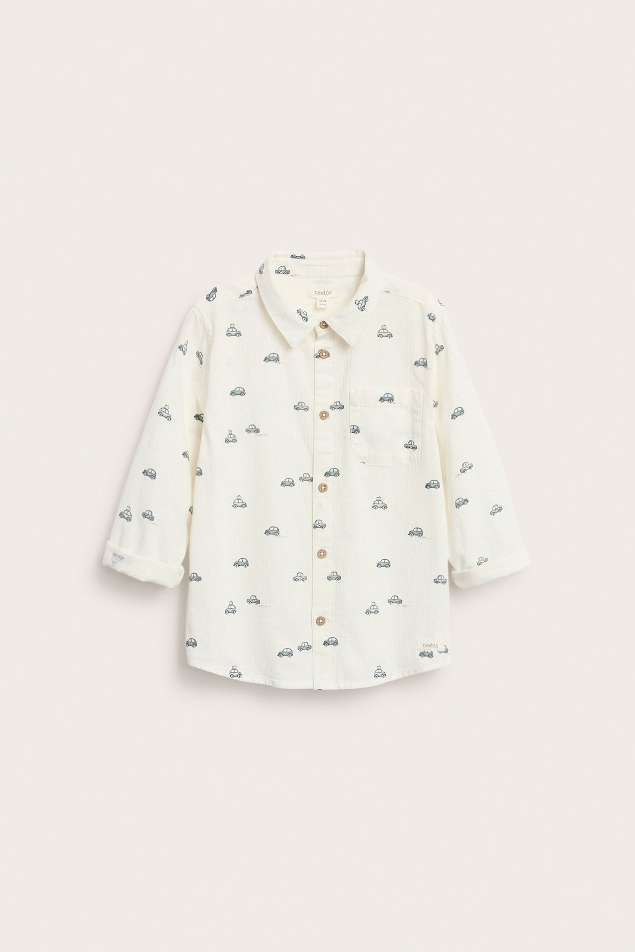 Gesticktes offwhite Hemd mit Auto-Muster, Knöpfe vorne, Brusttasche, aufgekrempelte Ärmel.