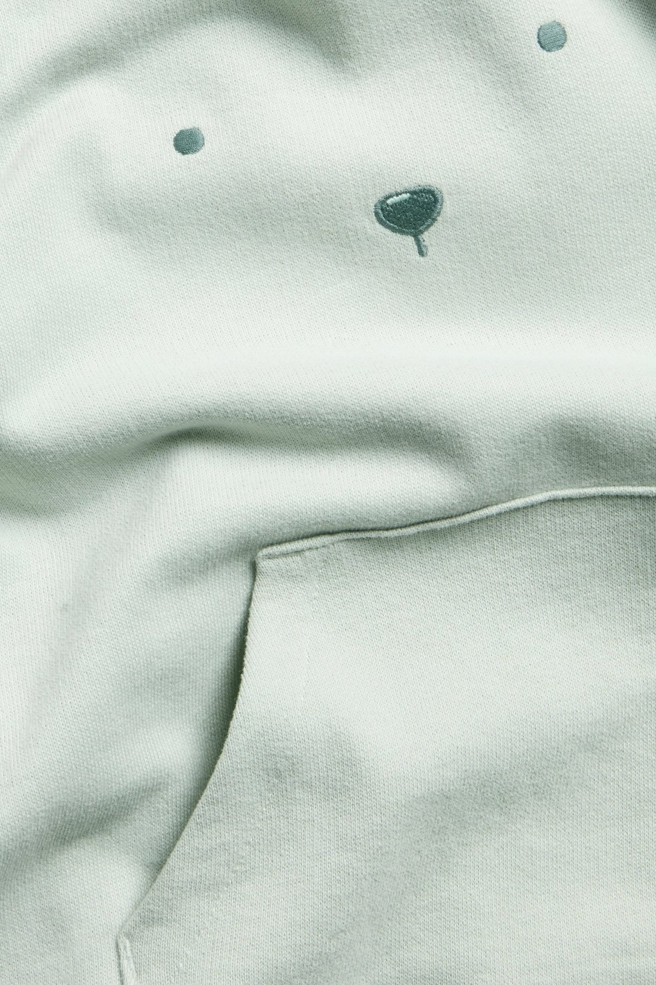 Weiche grüne Sweatshirt mit Bärenmaske, Rippkragen, -ärmel und -saum, Vorderansicht.