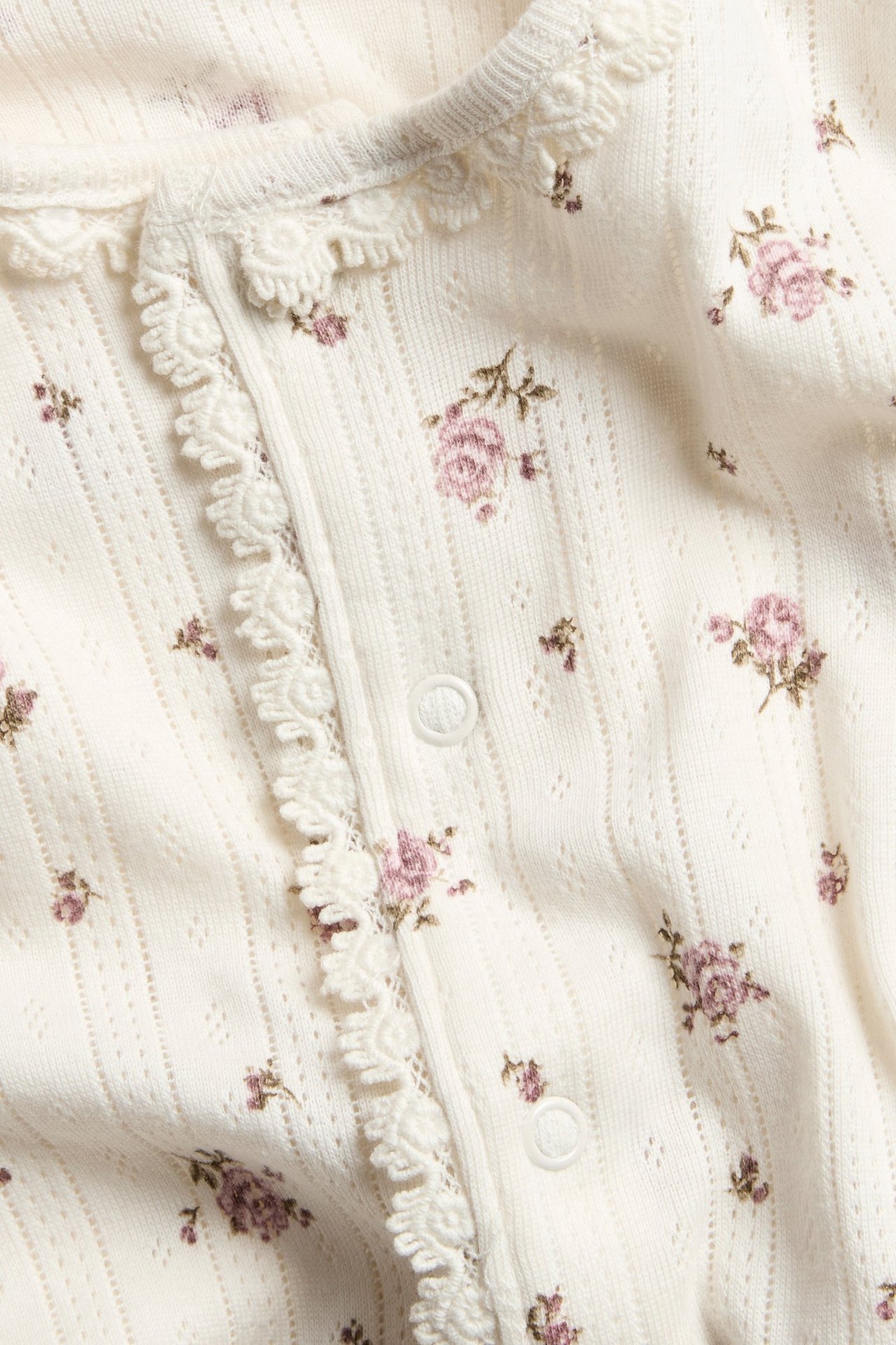 Offwhite Blumens jumpsuit aus pointelle-Strick mit Spitzenkante und Druckknöpfen.