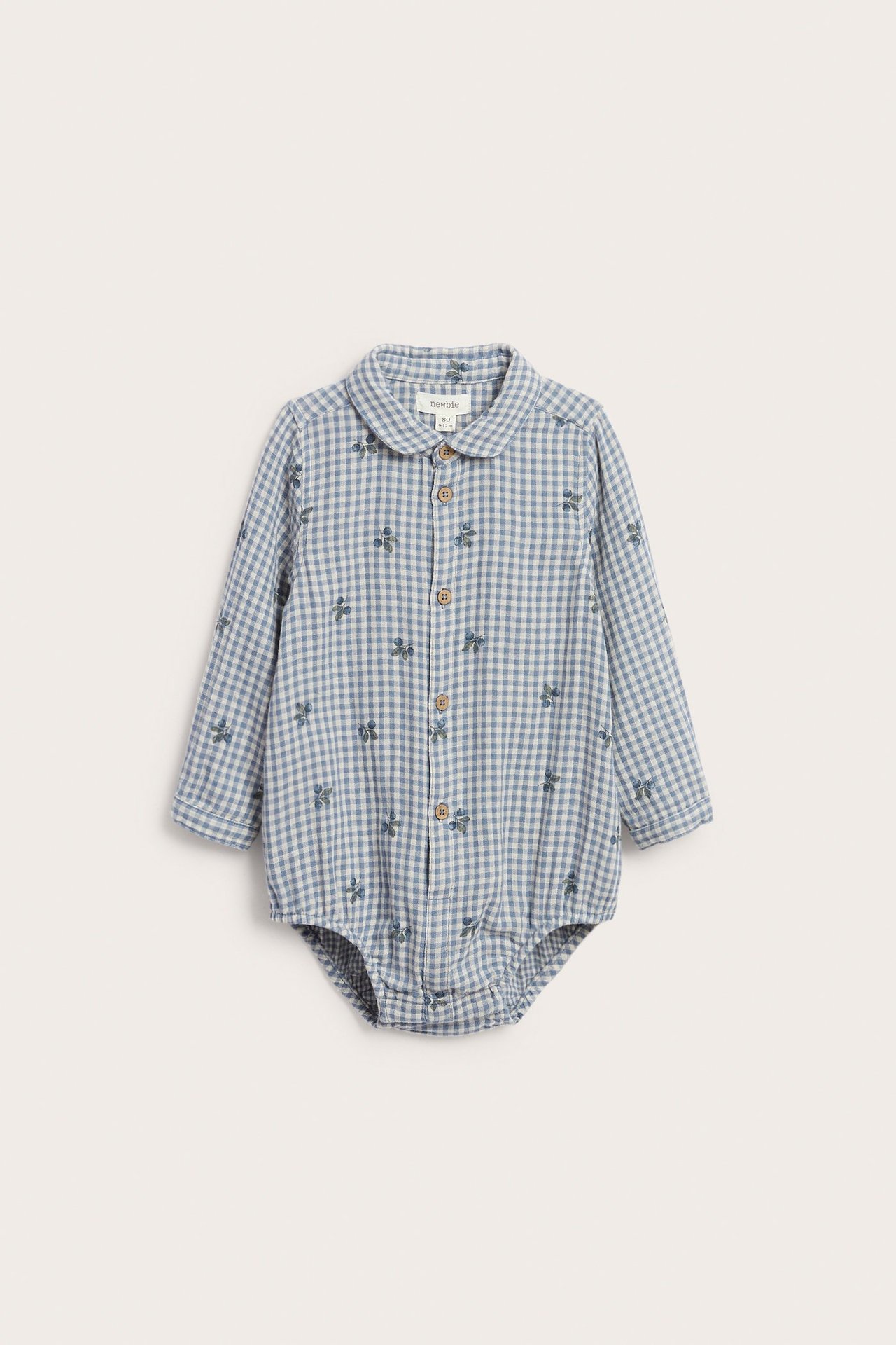 Vorderansicht eines babyblauen, weiß karierten Baumwoll-Shirtbodys mit Blaubeer-Print, Knöpfen vorne.