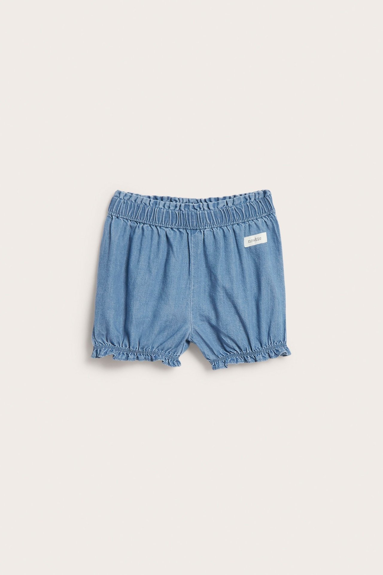 Vorderansicht hellblauer Baby-Denim-Shorts mit Gummizugbund und Rüschen an Beinöffnungen.