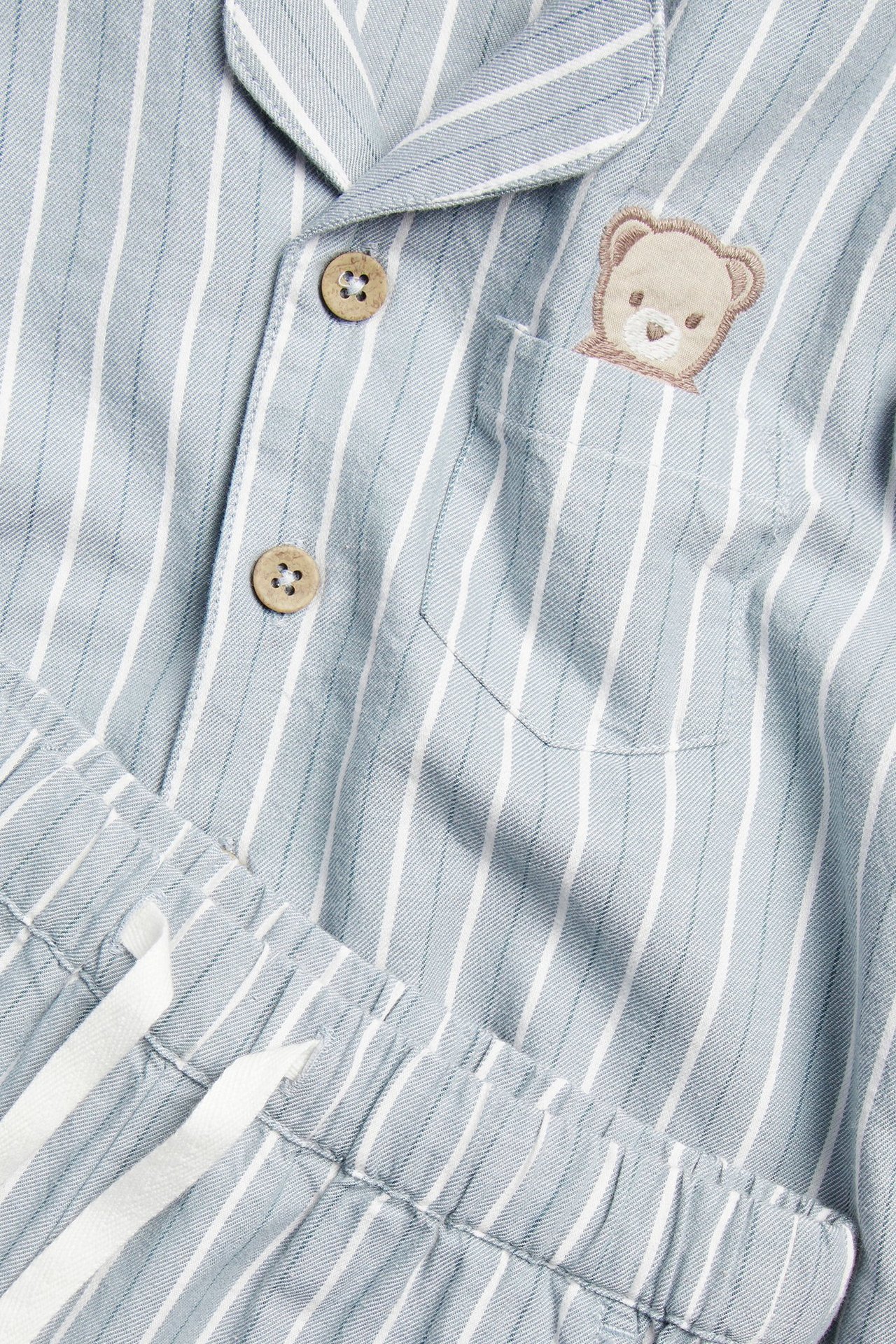 Gestreifter Pyjama mit Teddybär