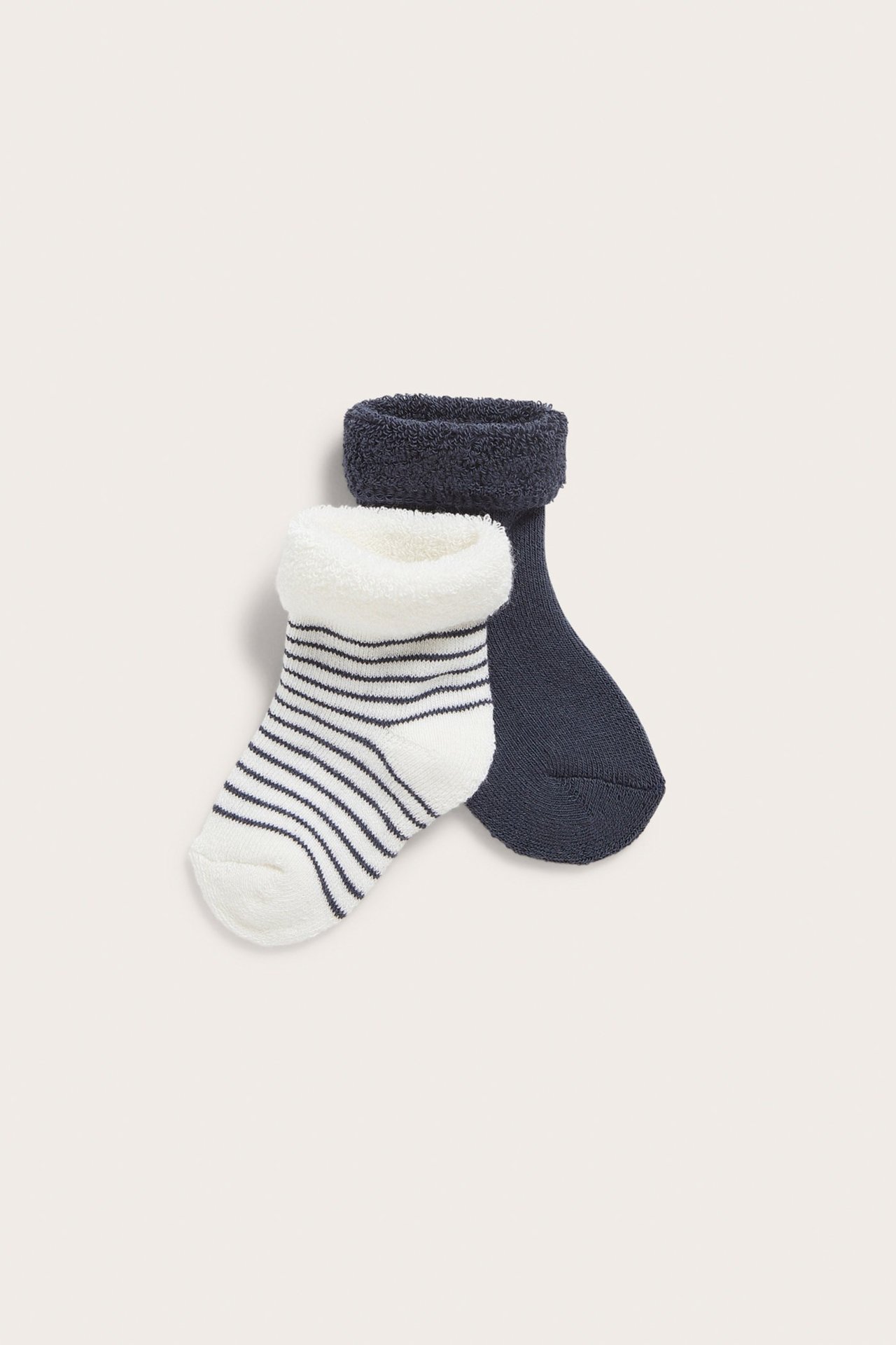 Vorderansicht eines 2er-Packs Baby-Frotteesocken: eine weiß gestreifte mit dunkelblau, eine einfarbige dunkelblaue.