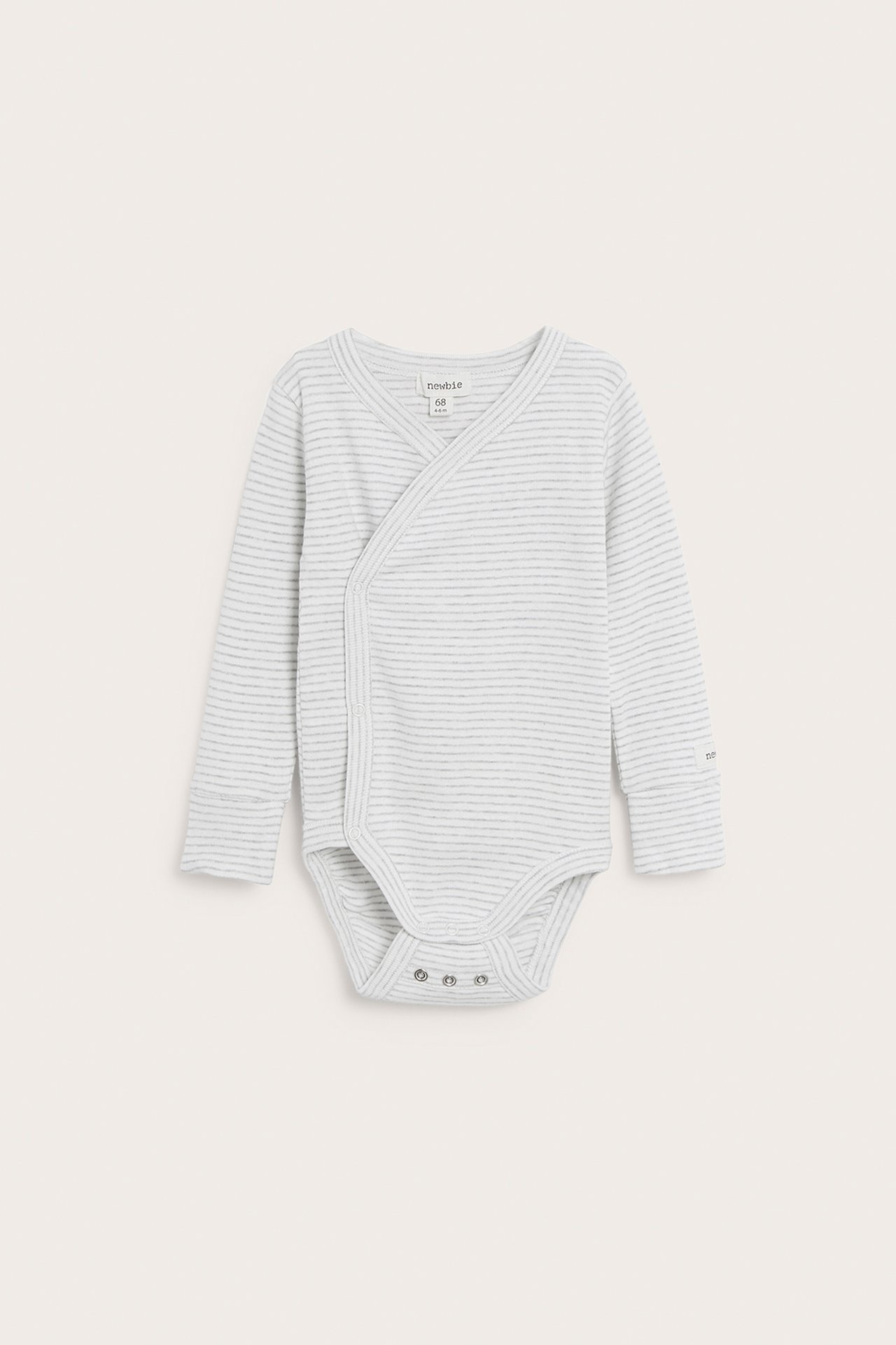 Vorderansicht eines hellgrau gestreiften Baby-Wickelbodys aus Baumwolle, mit langen Ärmeln und Druckknöpfen.