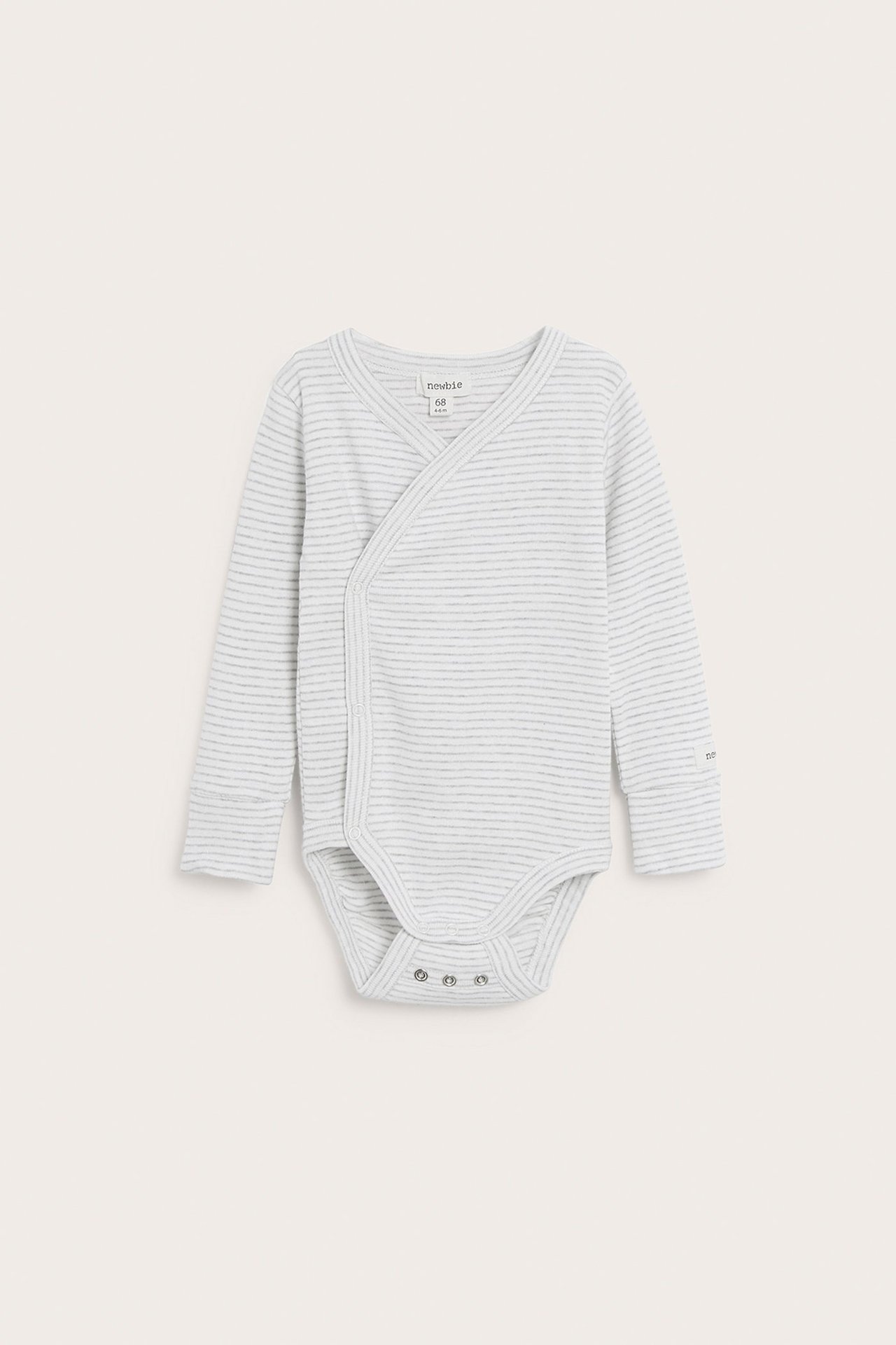 Vorderansicht eines hellgrau gestreiften Baby-Wickelbodys aus Baumwolle, mit langen Ärmeln und Druckknöpfen.