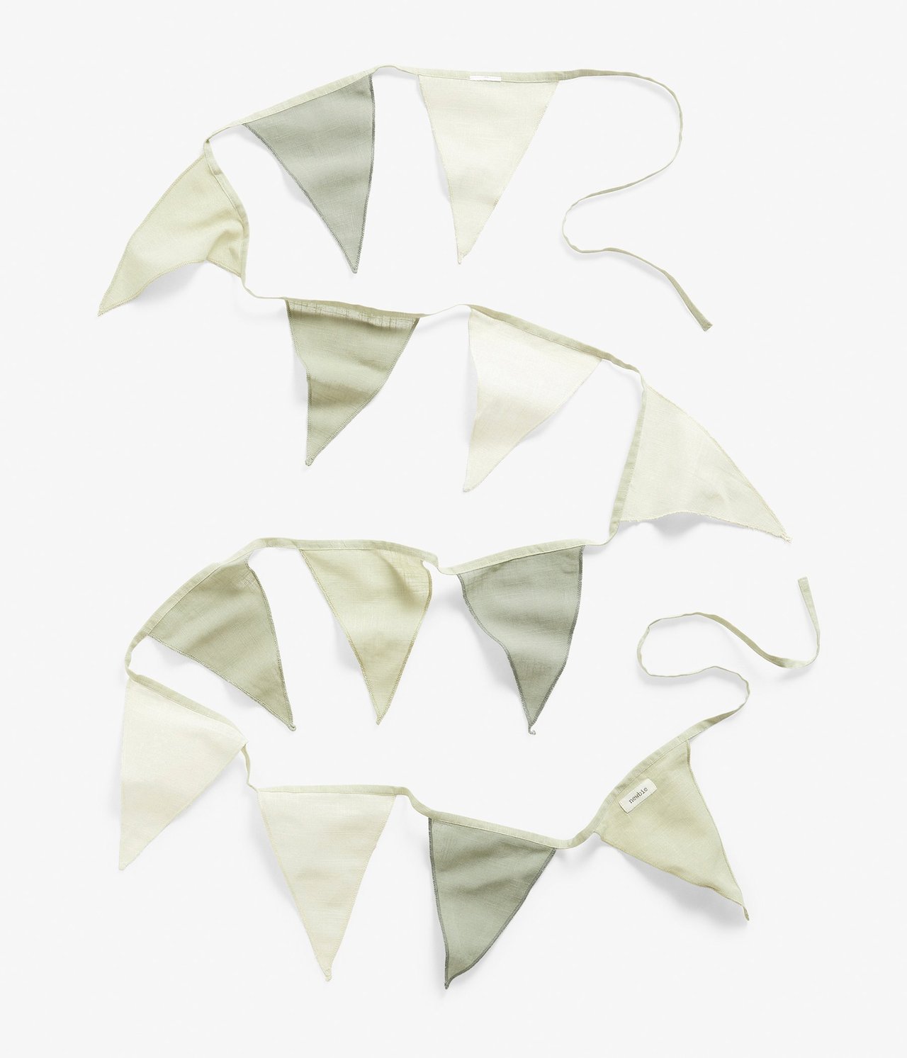 Draufsicht auf eine zweifarbige Baumwoll-Wimpelkette mit hellgrünen und cremefarbenen Dreiecksflaggen.