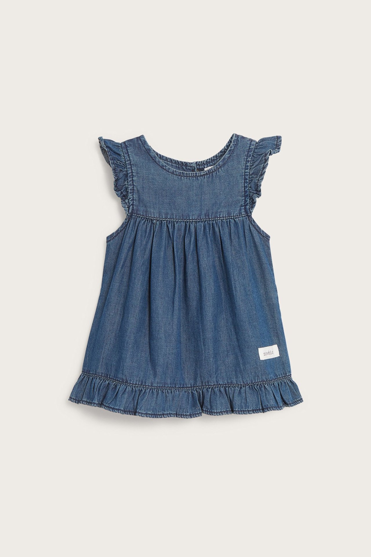 Vorderansicht eines blauen Baby-Jeanskleides mit Rüschenärmeln, geraffter Taille und Rüschensaum.