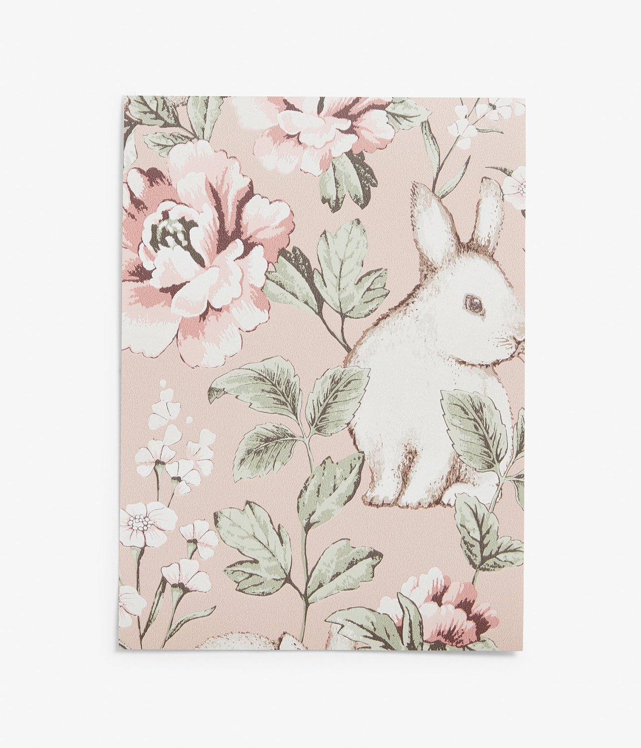 Nahaufnahme einer rosa gemusterten Tapetenprobe mit einem weißen Kaninchen und rosa Blumen.