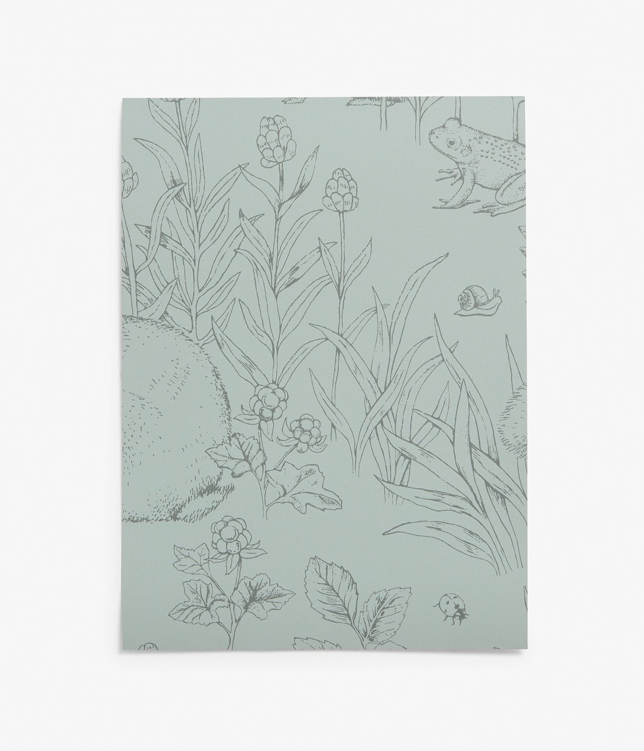 Vorderansicht einer grünen Vliestapetenprobe mit Waldmuster, das Tiere und Pflanzen zeigt.