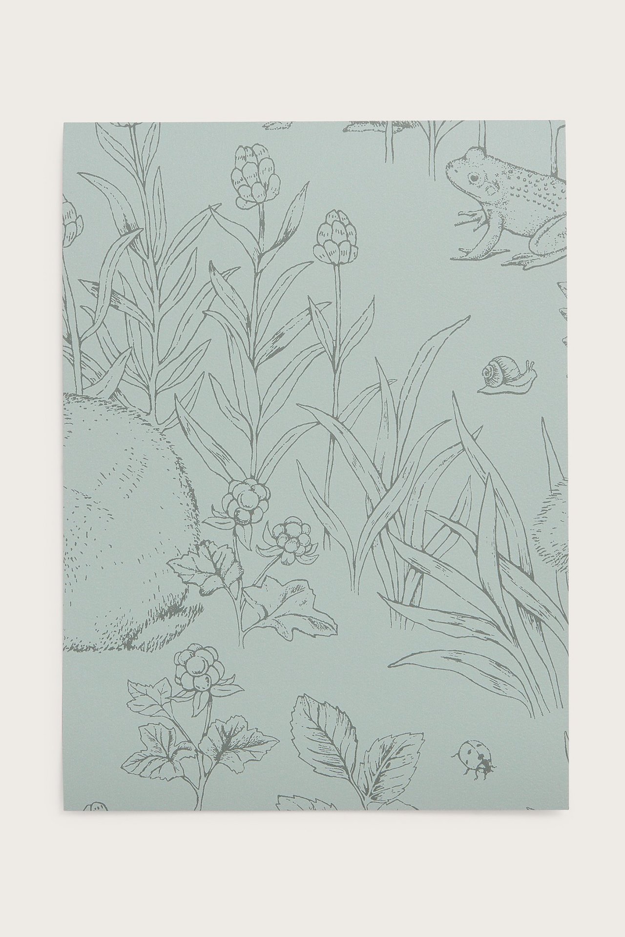 Grüne Tapetenprobe mit Waldmuster: Frosch, Schnecke, Marienkäfer und Pflanzen.