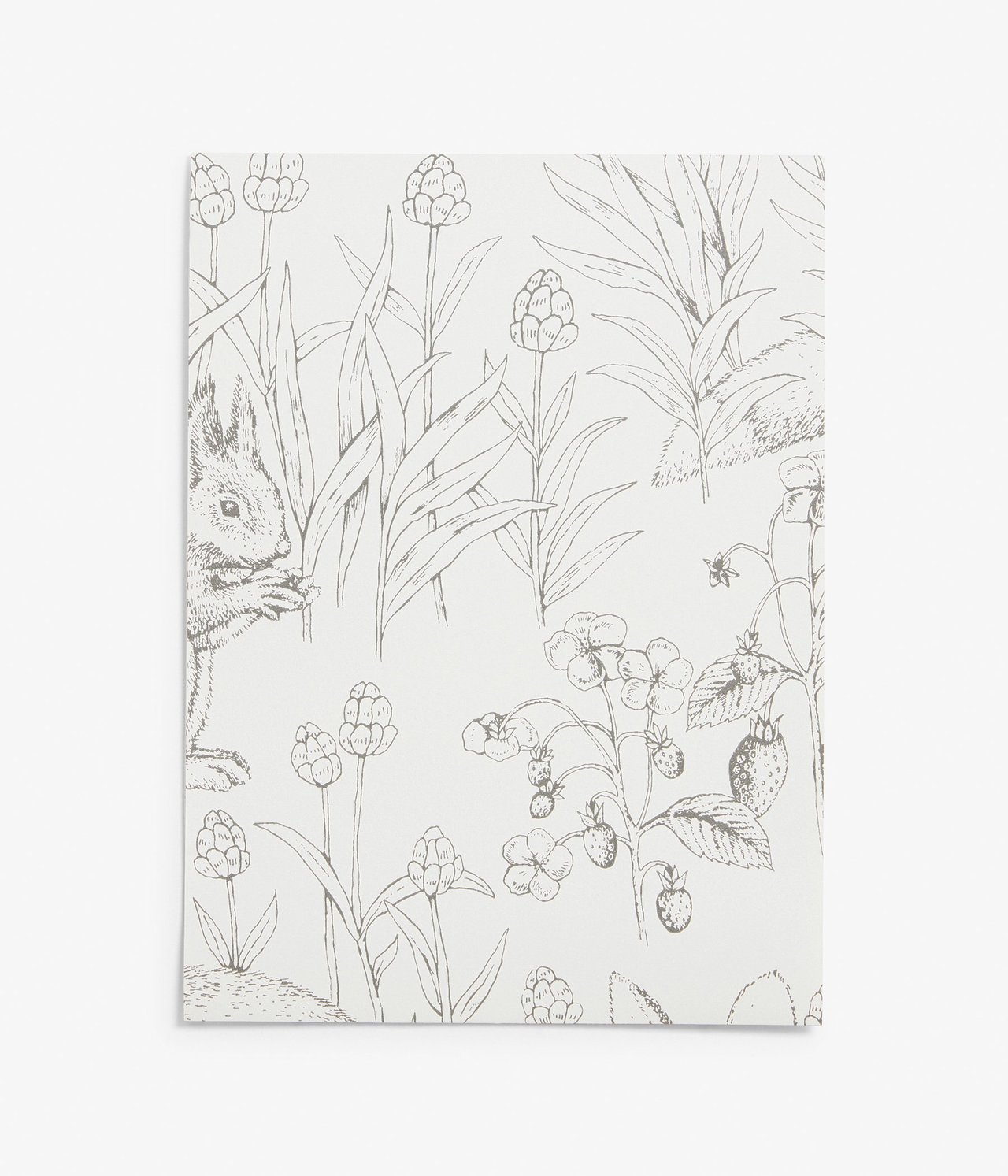 Vorderansicht einer weißen Tapetenprobe mit detailliertem Waldmuster aus Eichhörnchen, Erdbeeren und Blumen.