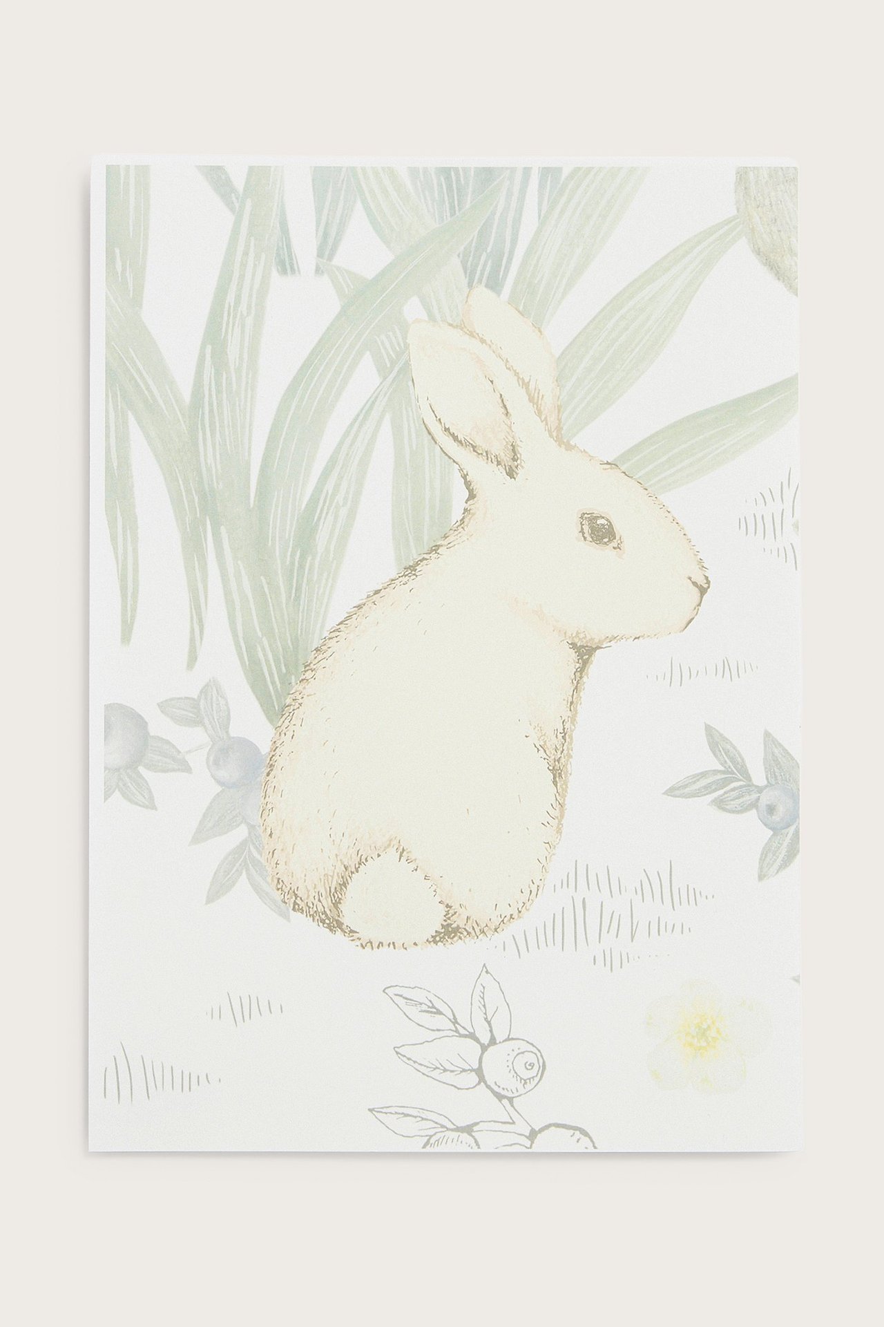 Nahaufnahme eines weißen gemusterten Tapetenmusters mit beigem Kaninchen, hellgrünen Blättern und blauen Beeren.