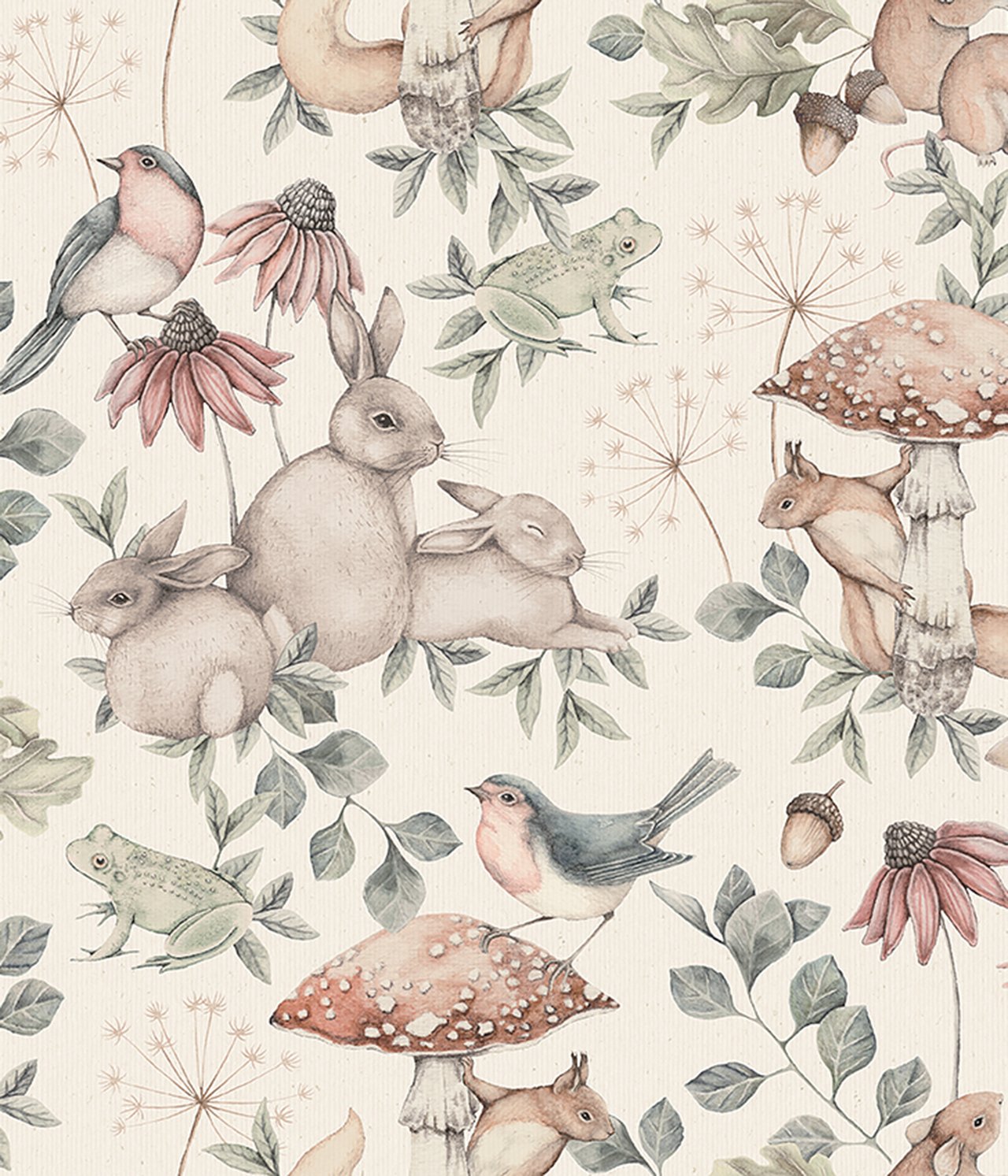 Vorderansicht einer cremefarbenen gemusterten Vliestapete mit Waldtieren und Pflanzen.