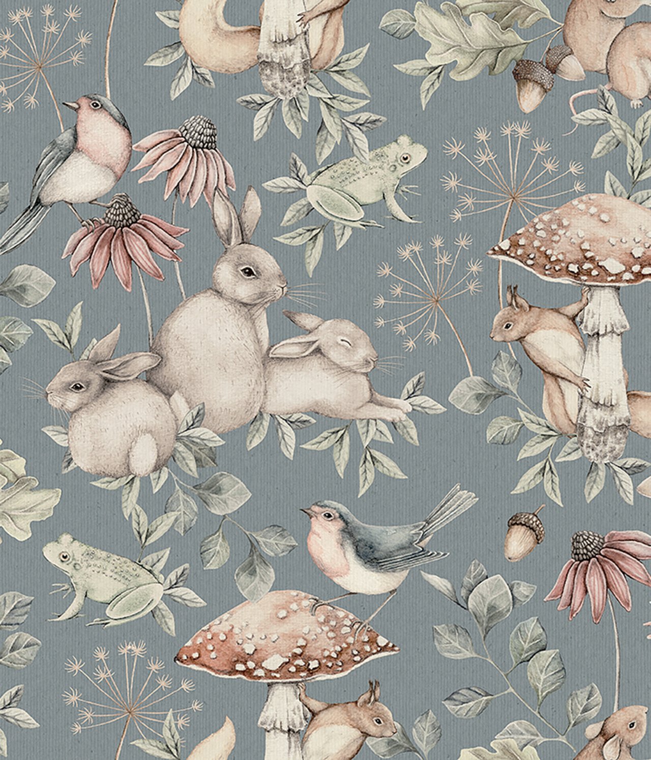 Vorderansicht einer blauen gemusterten Tapete mit Waldtieren, Pilzen und Pflanzen.