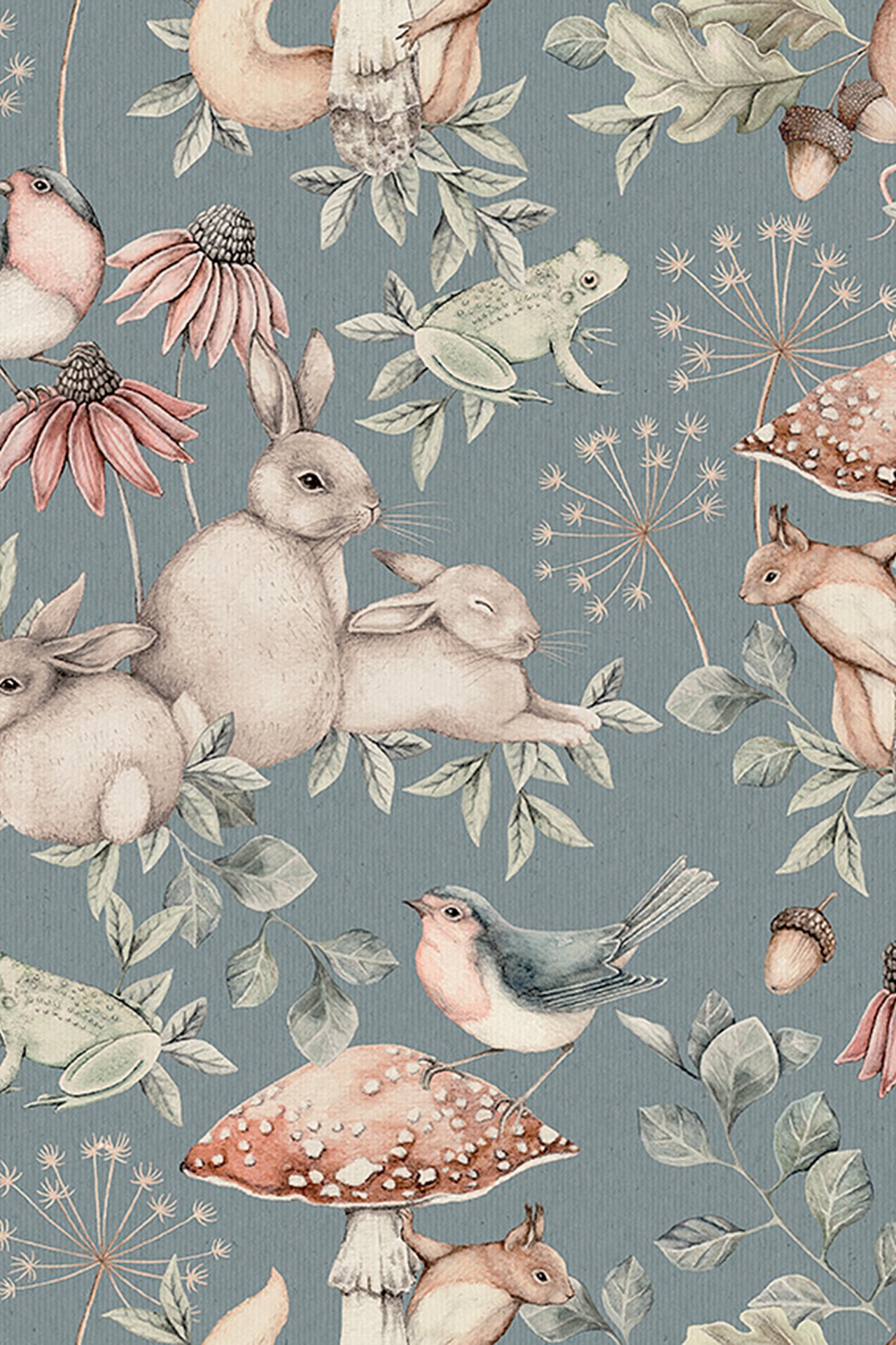 Blaue gemusterte Vliestapete mit Waldtieren, Blumen, Blättern, Pilzen und Eicheln.