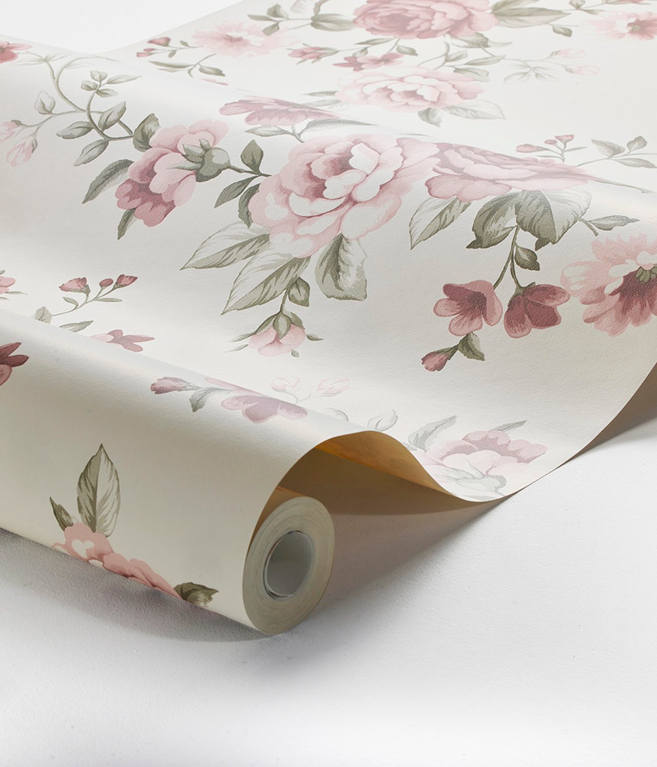 Nahaufnahme einer abgerollten, cremefarbenen Blumentapete mit rosa Blüten und grünen Blättern.