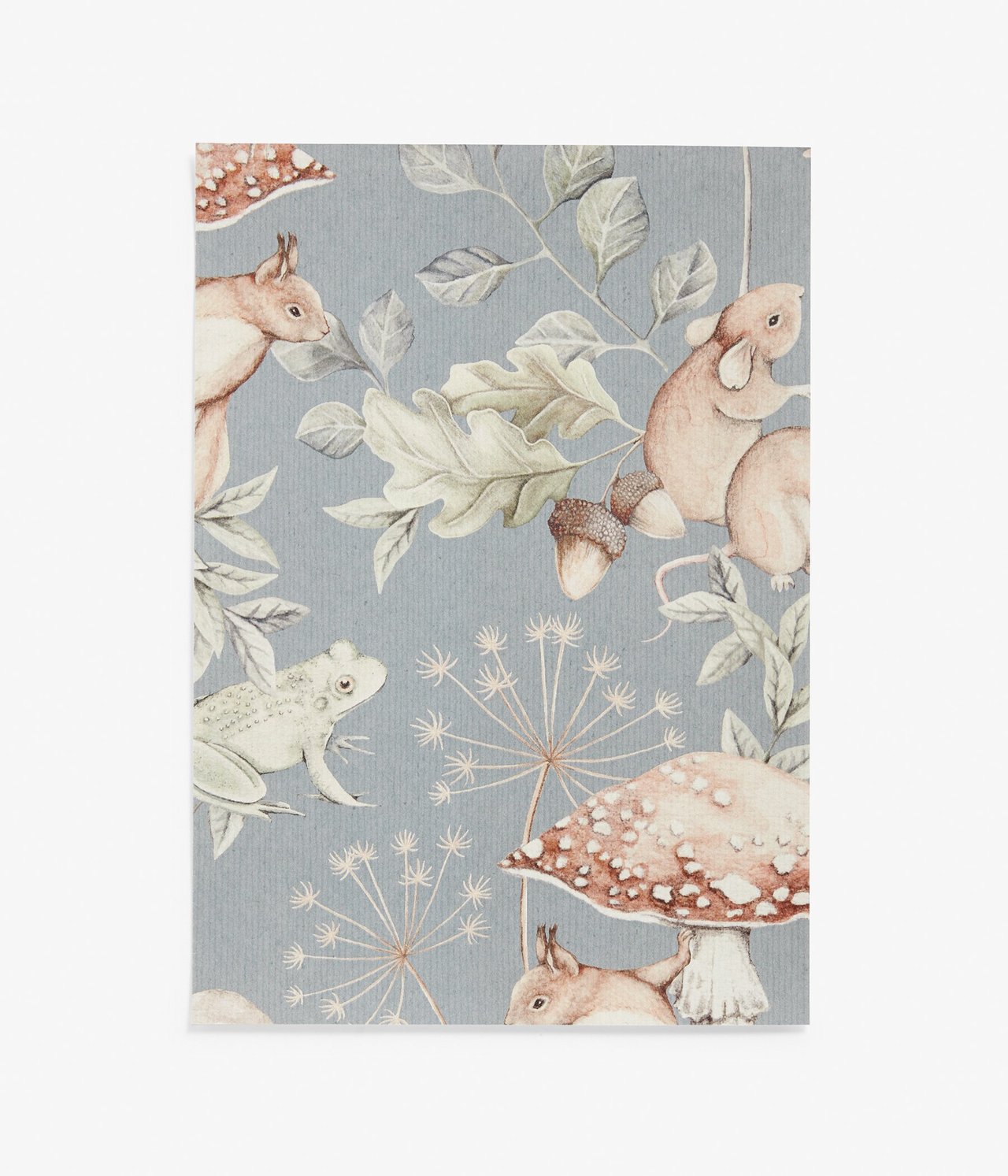 Nahaufnahme einer blauen Tapetenprobe mit Eichhörnchen, Mäusen, einem Frosch, Pilzen und Blättern.