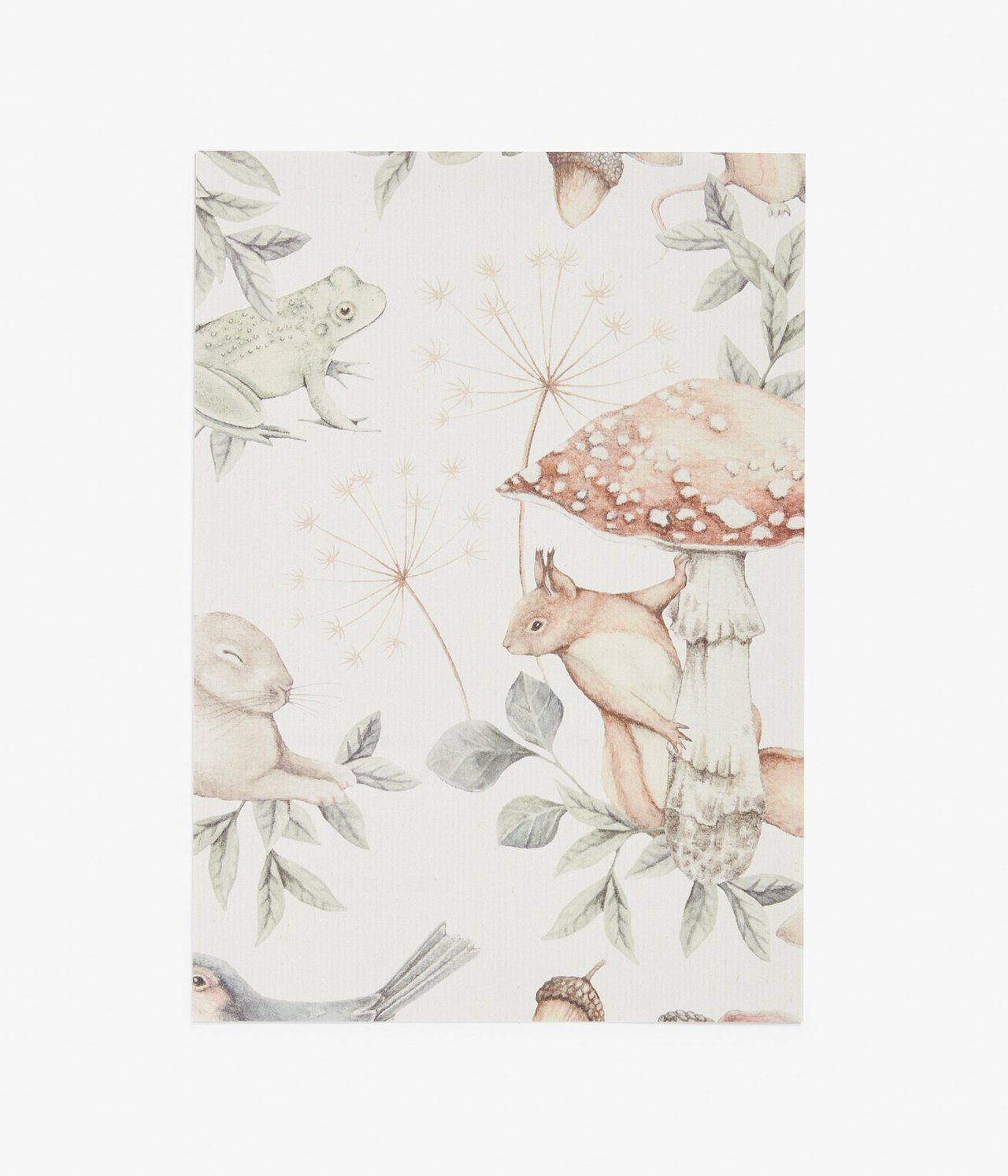 Vorderansicht einer cremeweißen Vliestapetenprobe mit Waldtier- und Pflanzenmuster.