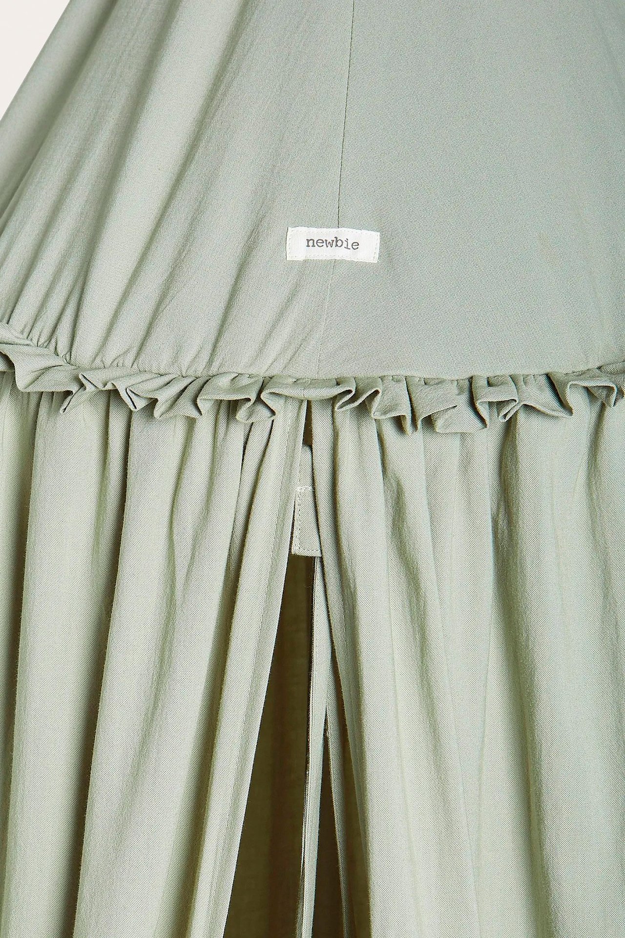 Nahaufnahme von vorne eines dunkelgrünen Lesezeltes mit Rüschenkante oben und einem 'newbie'-Etikett.