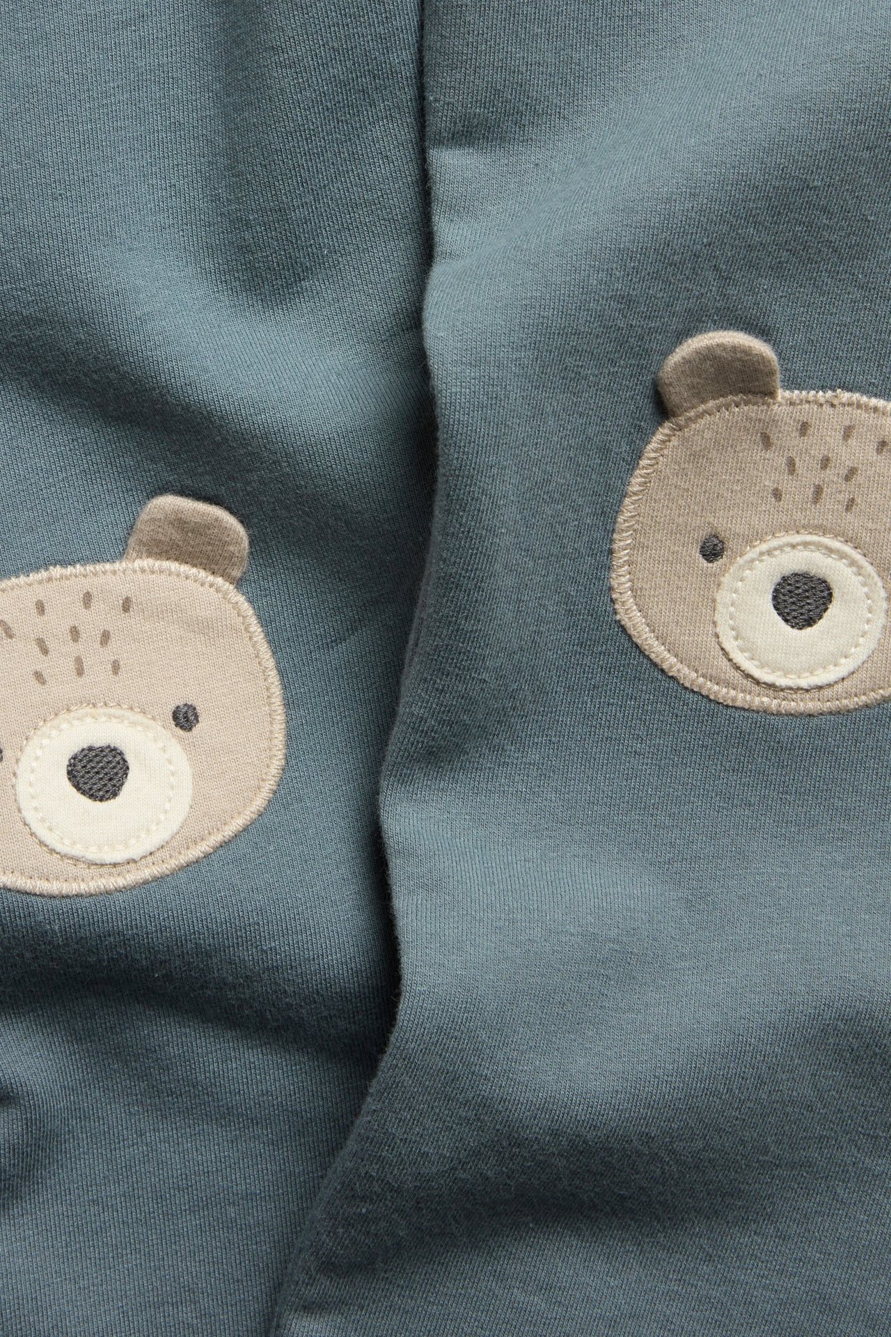 Kinderfleece-Leggings in Hellblau mit Knieapplikationen, verstellbare Taille und umgeschlagene Beine.