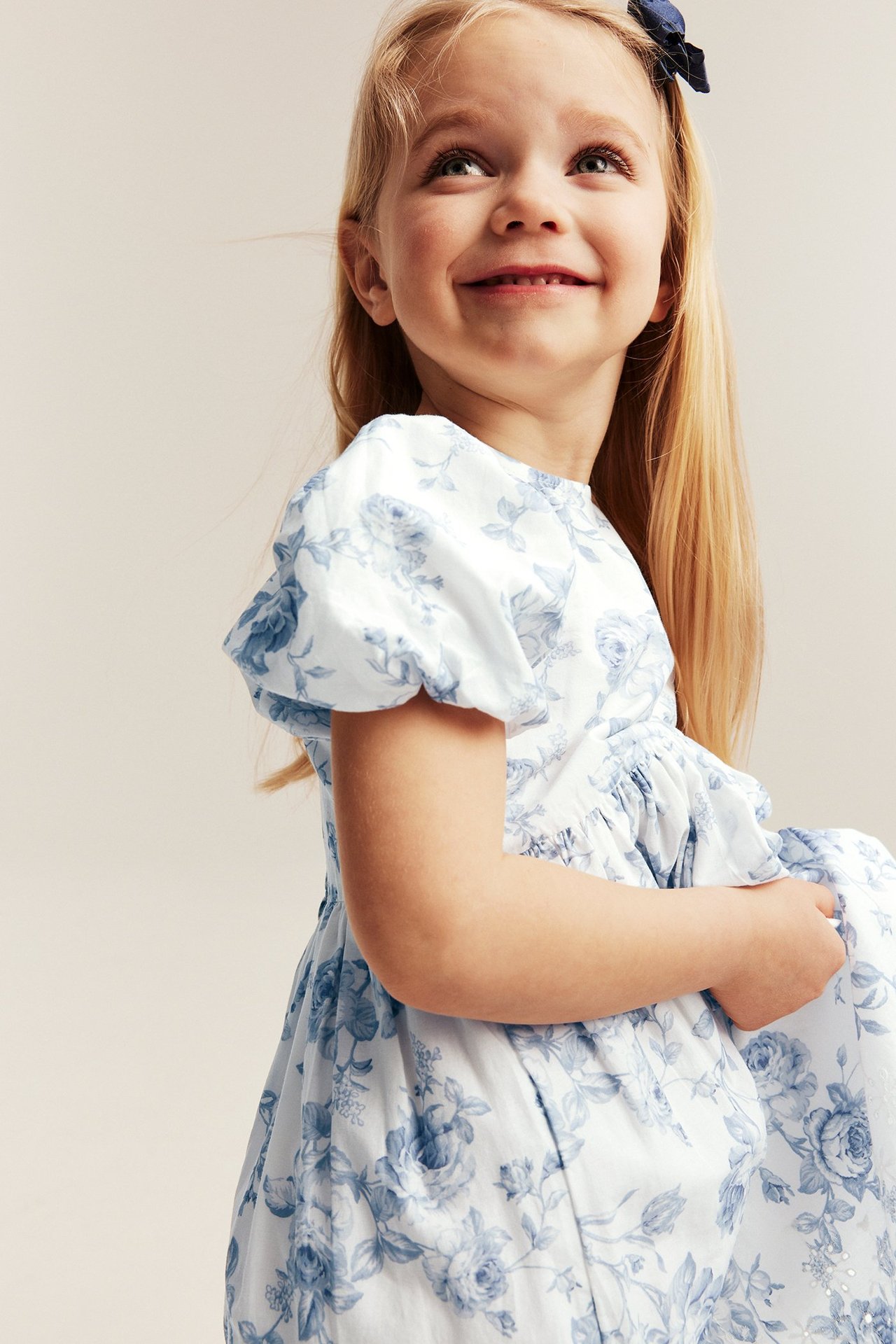 Nahaufnahme eines Mädchens in off-white gebl
R
Kid-Mädchen in off-white gebl
R
Kid-Mädchen in off-white gebl
R
Kid-Mädchen in off-white geblümtem Kleid mit Puffärmeln und blauer Haarschleife.