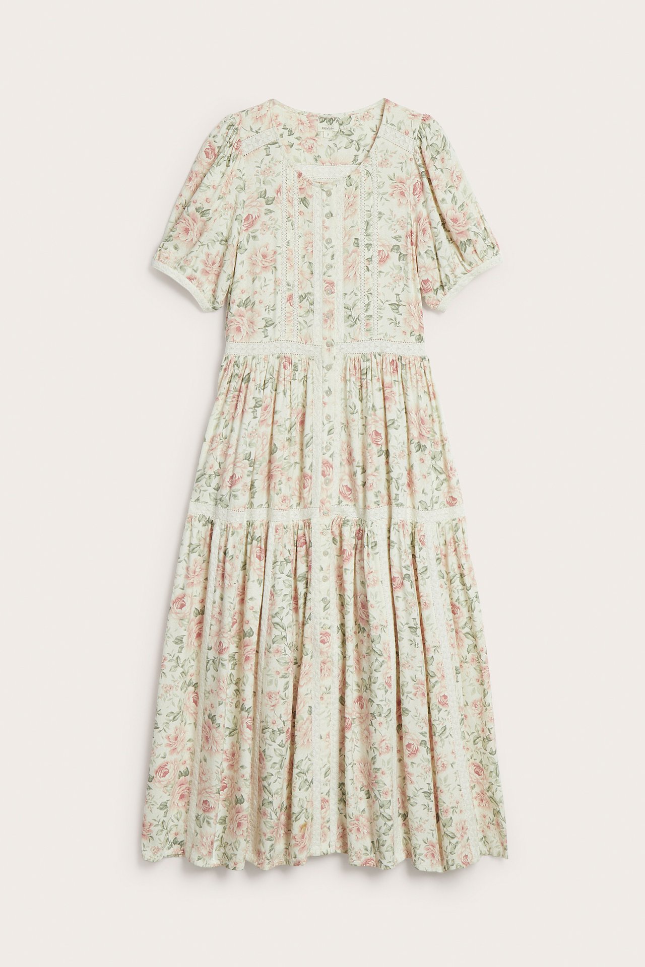 Vorderansicht eines cremefarbenen geblümten Midikleides mit Puffärmeln, Spitzendetails und Knöpfen vorne.