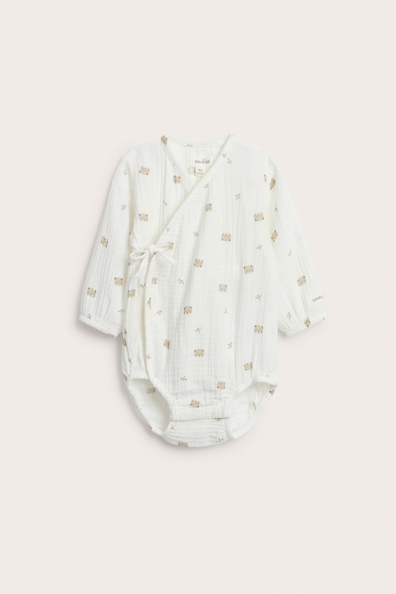 Vorderansicht: Off-white Baumwoll-Musselin Baby Wickelbody mit Bärenprint, Bindeband und Druckknöpfen.