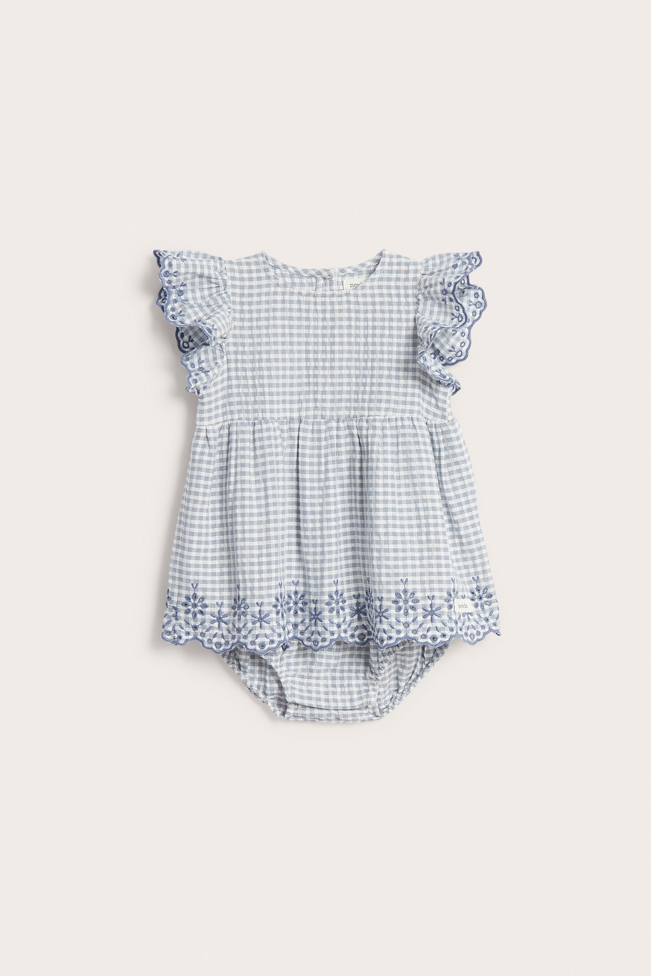 Vorderansicht eines babyblauen karierten Baumwollbodys mit Rüschenärmeln und gesticktem Peplum-Saum.