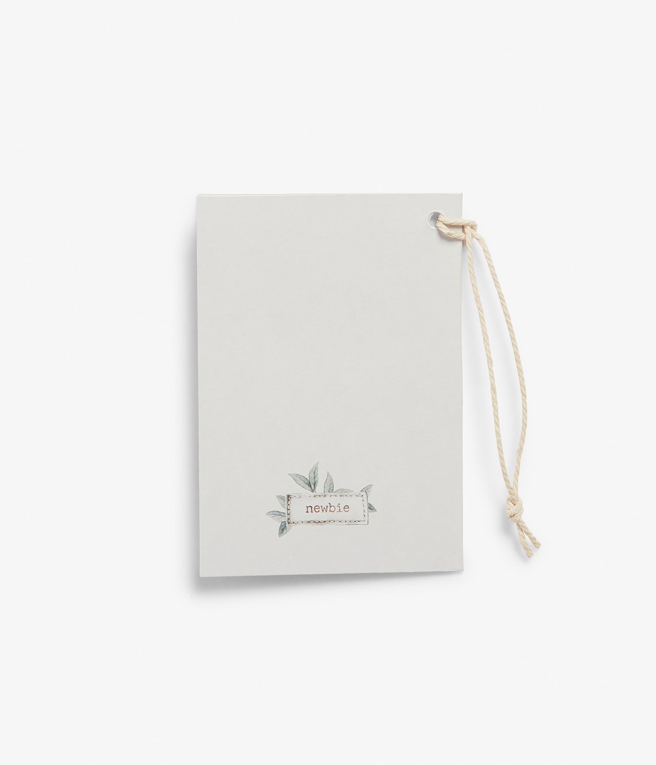 Draufsicht: hellbeige Papier-Geschenkkarte mit "newbie"-Logo, Blattmuster und beigem Band.