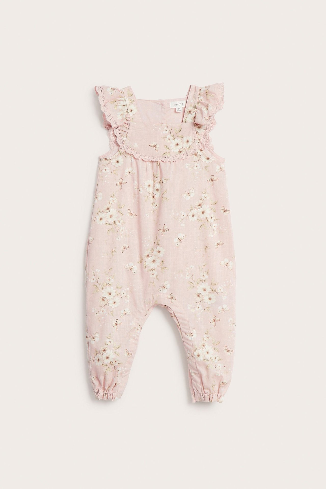 Vorderansicht eines hellrosa Baby-Baumwoll-Jumpsuits mit weißem Blumen- und Schmetterlingsdruck, Rüschenärmeln und Spitze.
