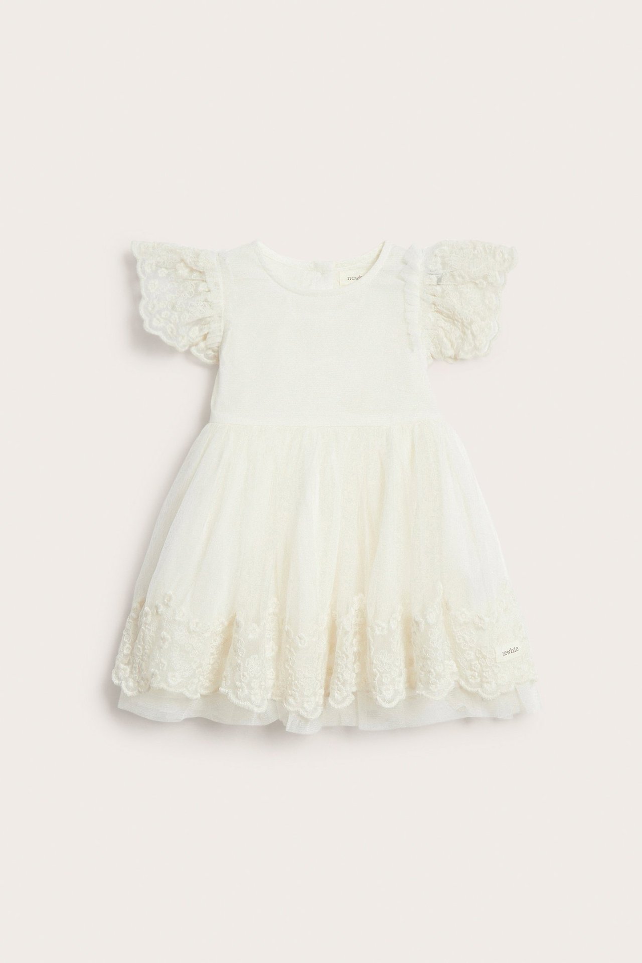 Vorderansicht: Elfenbeinweißes Kinder-Mesh-Kleid mit bestickten Ärmeln, Rüschen und besticktem Tüllrock.
