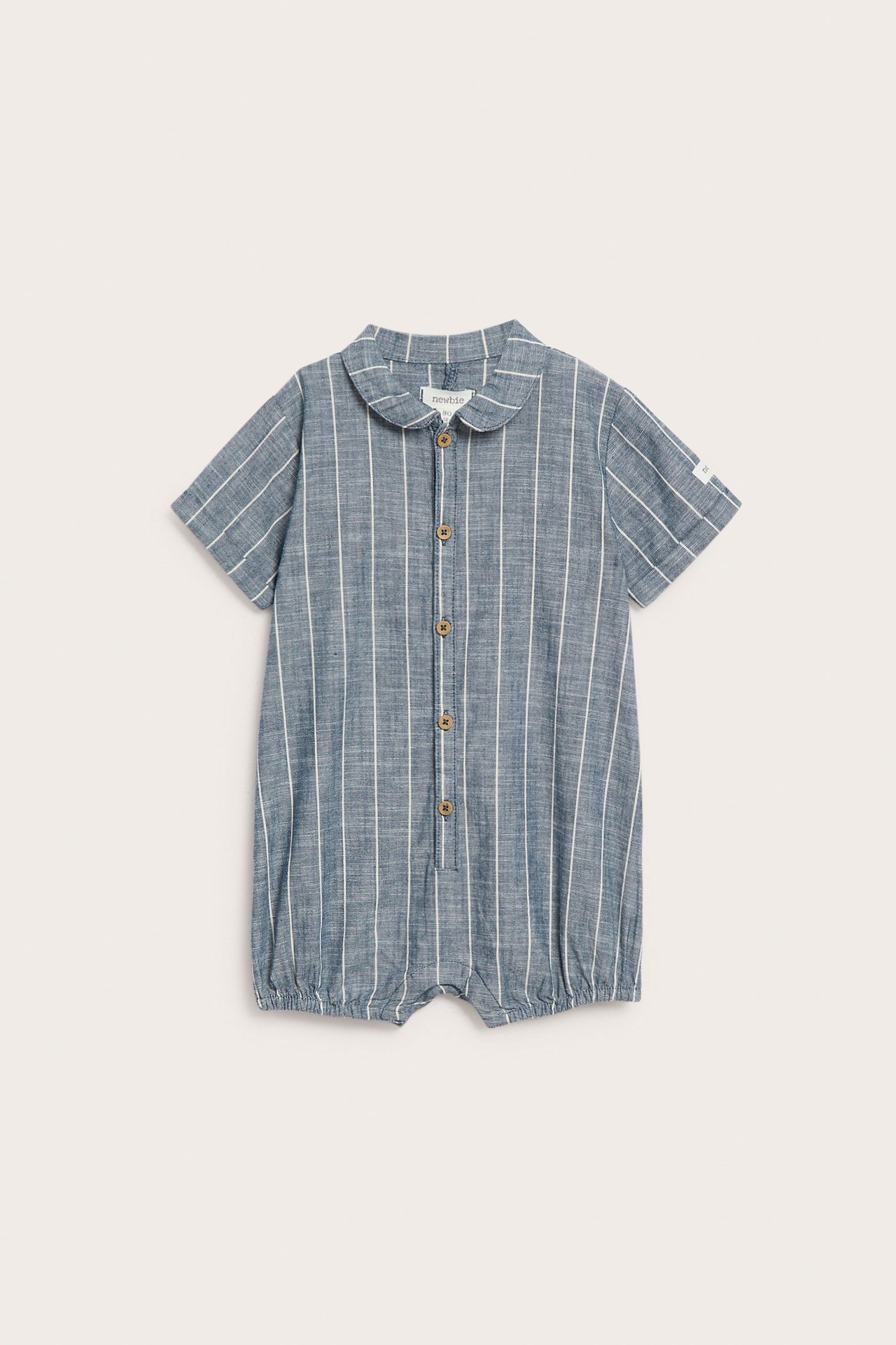 Vorderansicht eines blauen gestreiften Baby-Baumwoll-Stramplers mit Kragen und Knöpfen.