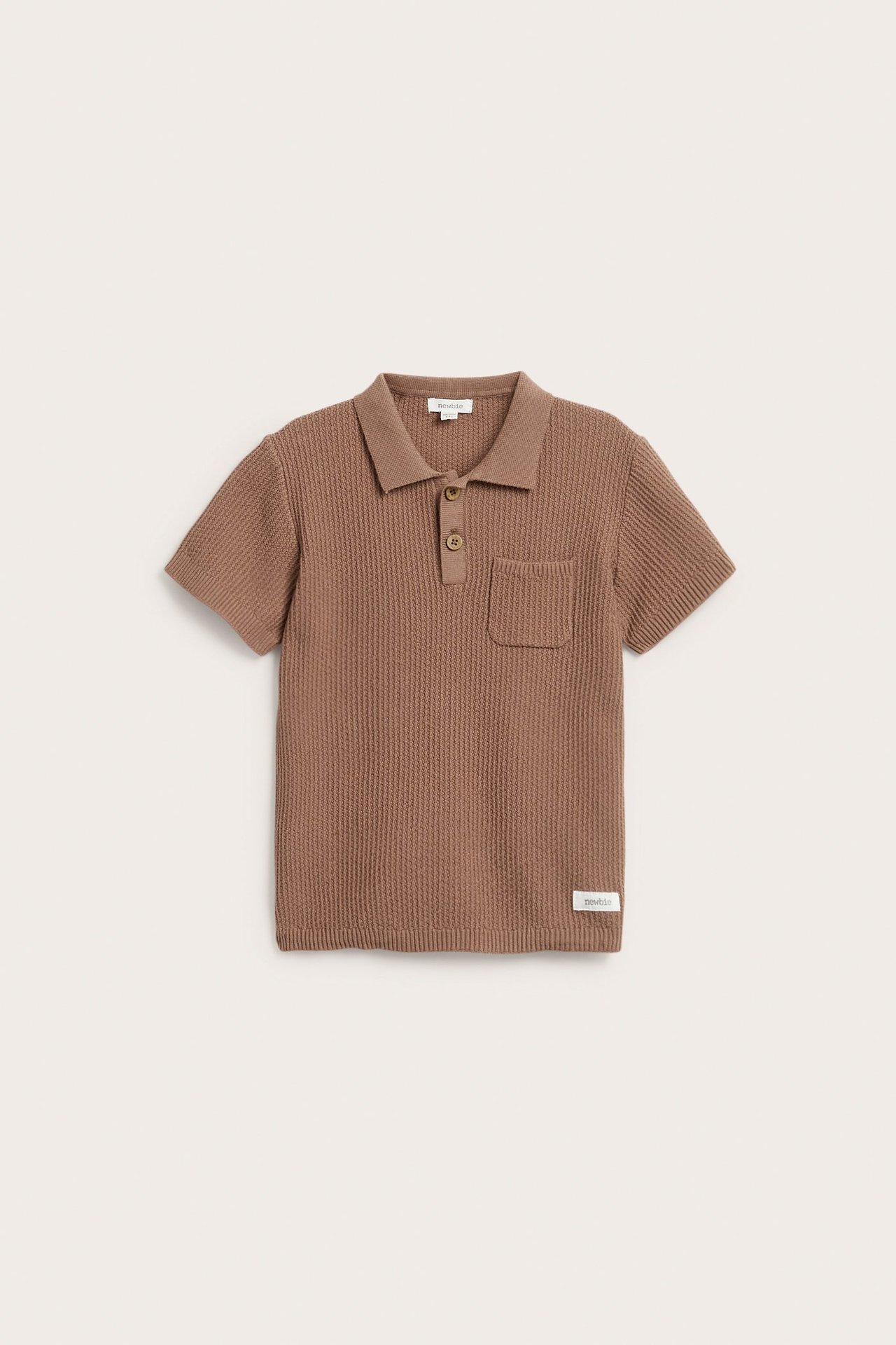 Vorderansicht eines braunen gestrickten Kurzarm-Polohemds mit Kragen, zwei Knöpfen und Brusttasche.