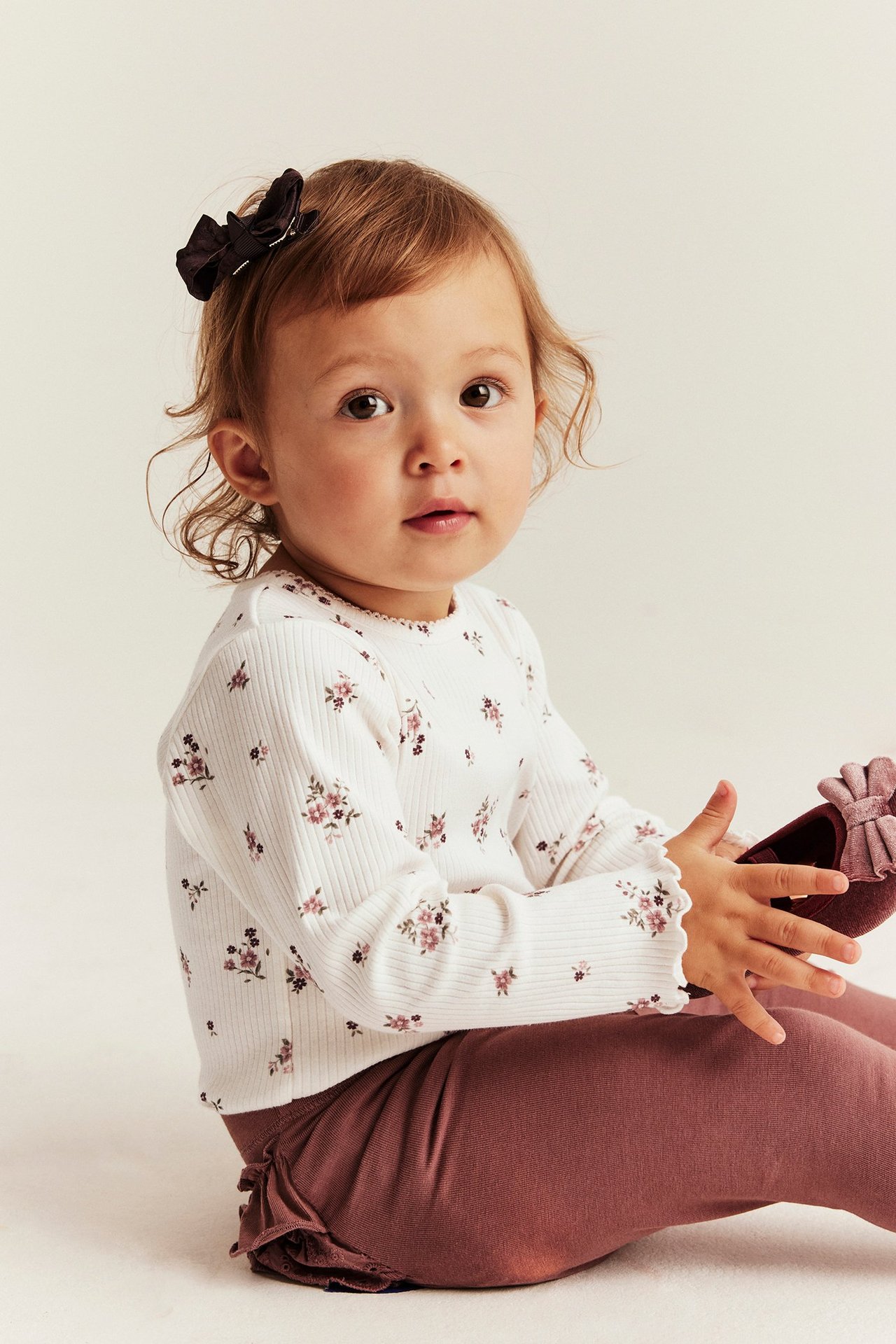 Langarmiger Body mit Blumenmuster, offwhite, gerafft an Ärmel, Druckknöpfe im Schritt.