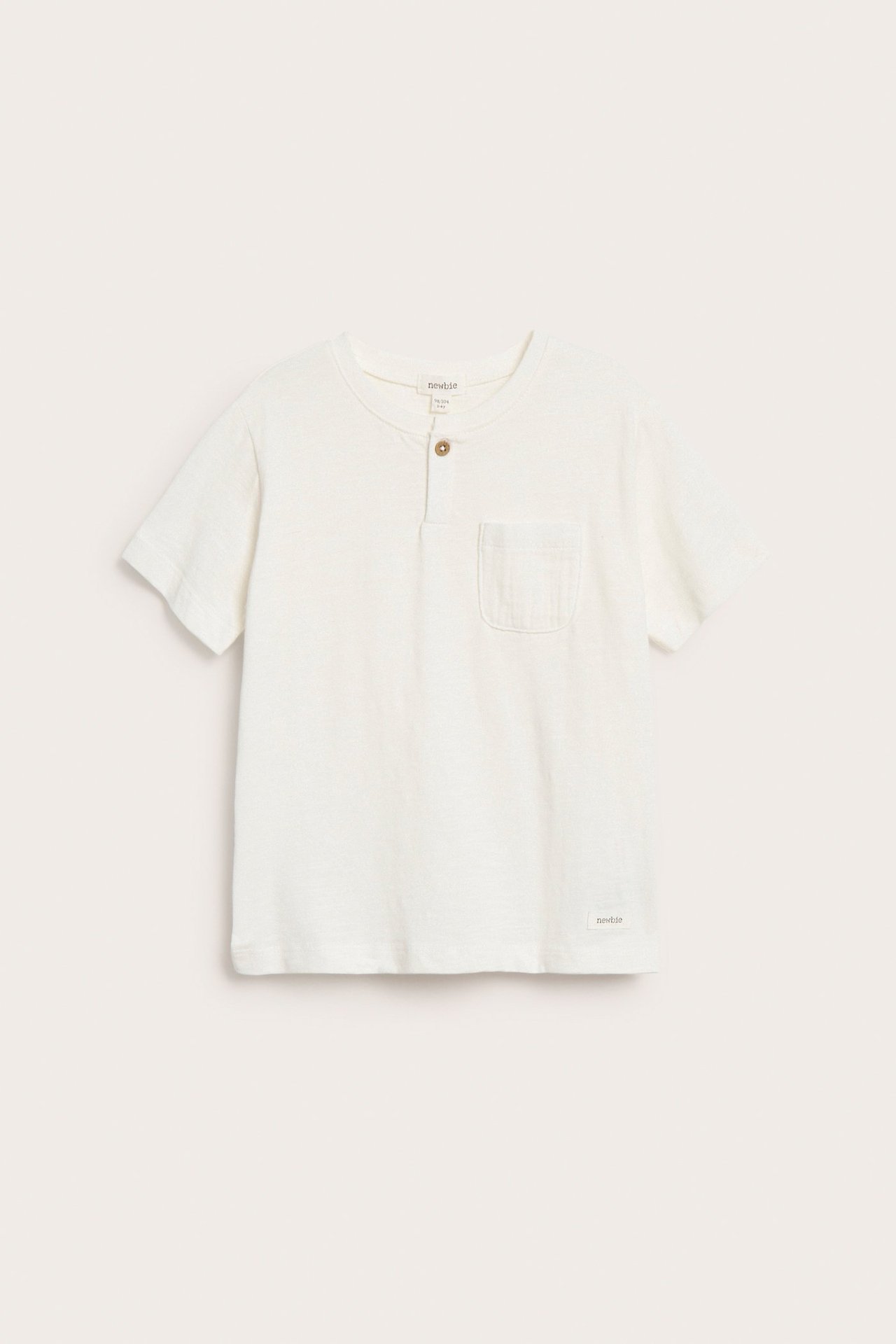 Vorderansicht eines cremeweißen Kinder-Slub-Strick-T-Shirts mit Knopfleiste und Brusttasche.