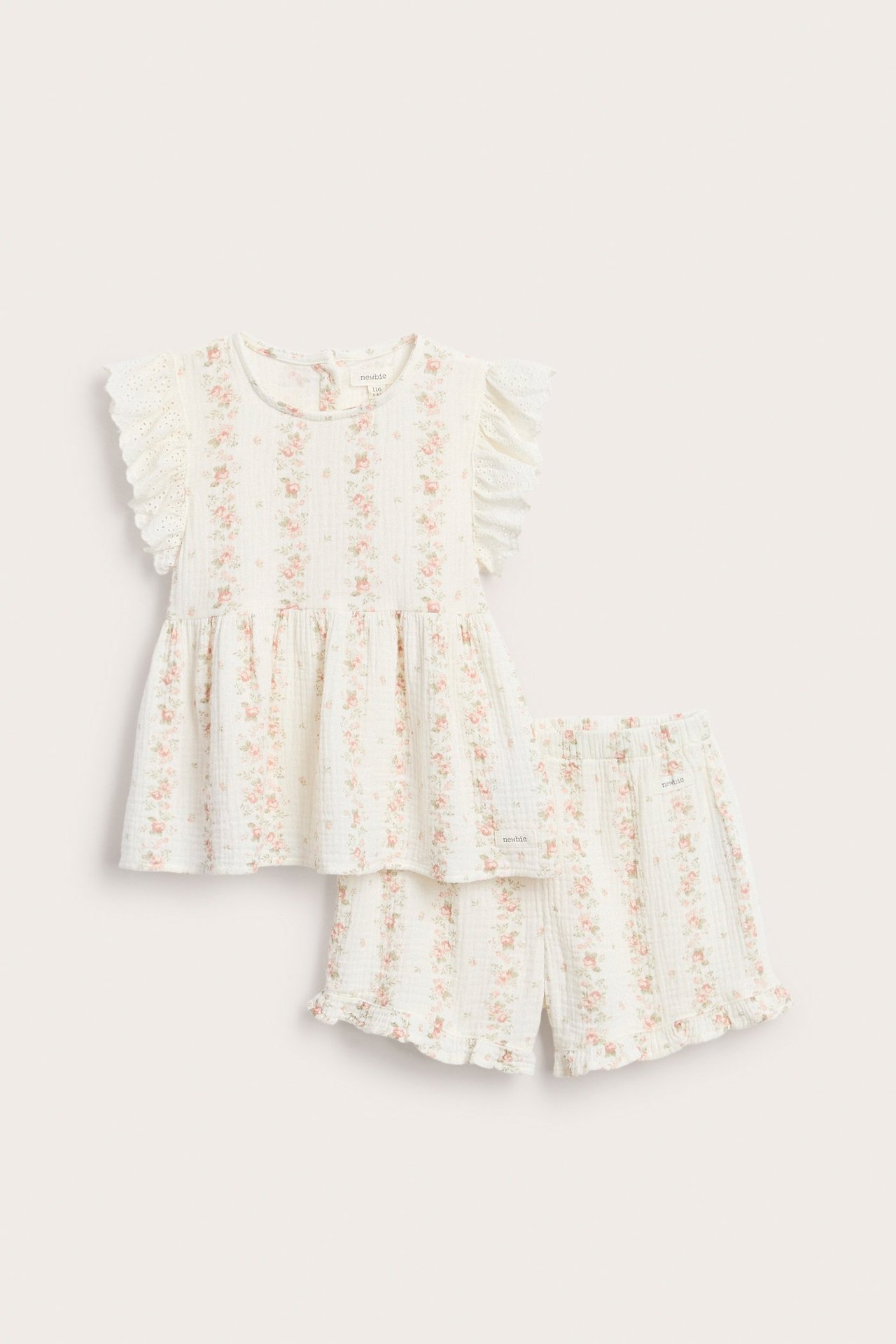 Vorderansicht: Off-white geblümtes 2-teiliges Musselin-Set für Kinder, mit Peplum-Top mit Rüschenärmeln und passenden Shorts.