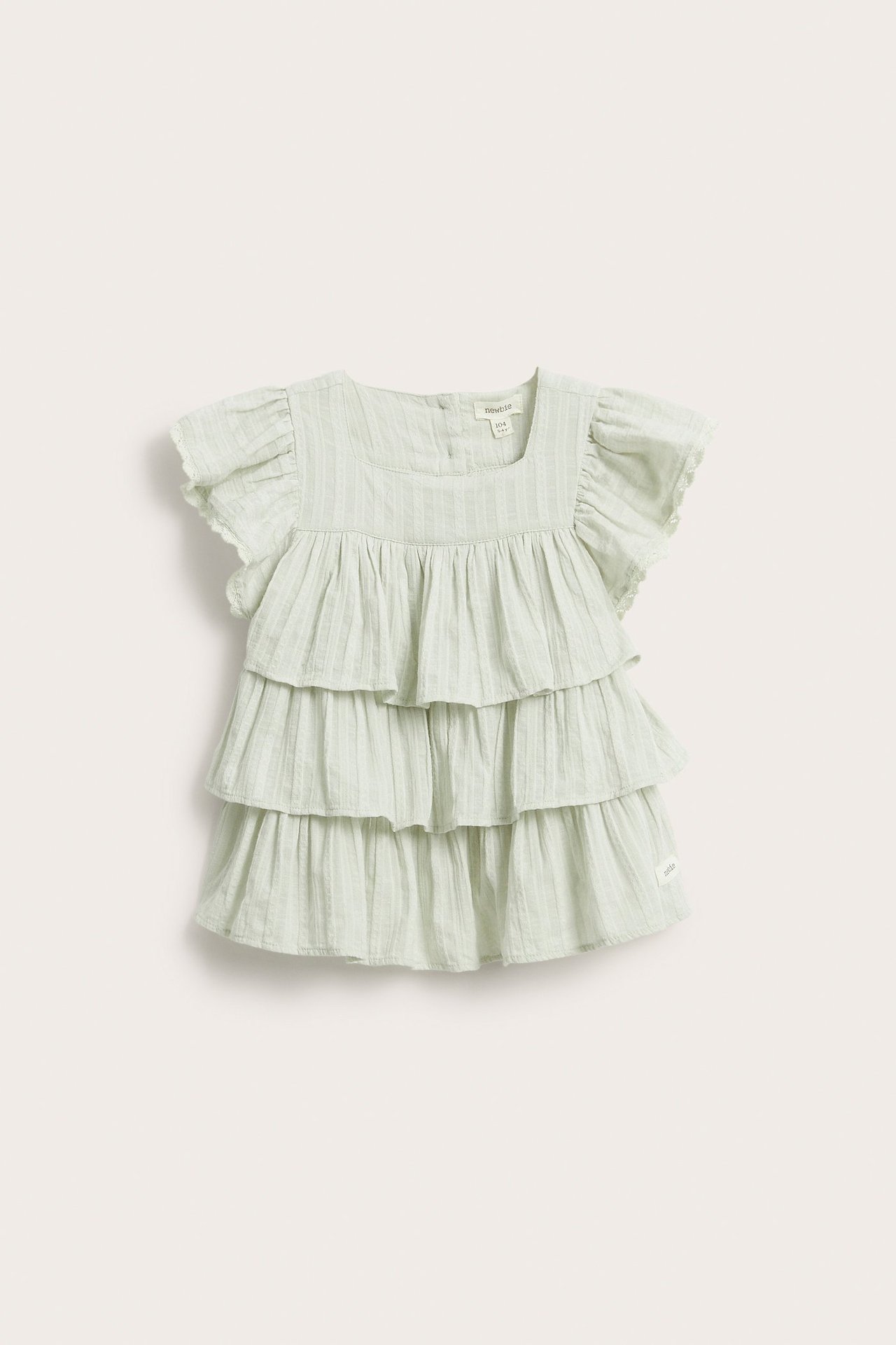 Vorderansicht: Hellgrüne Baby-Rüschenbluse mit eckigem Ausschnitt und Spitzenärmeln.