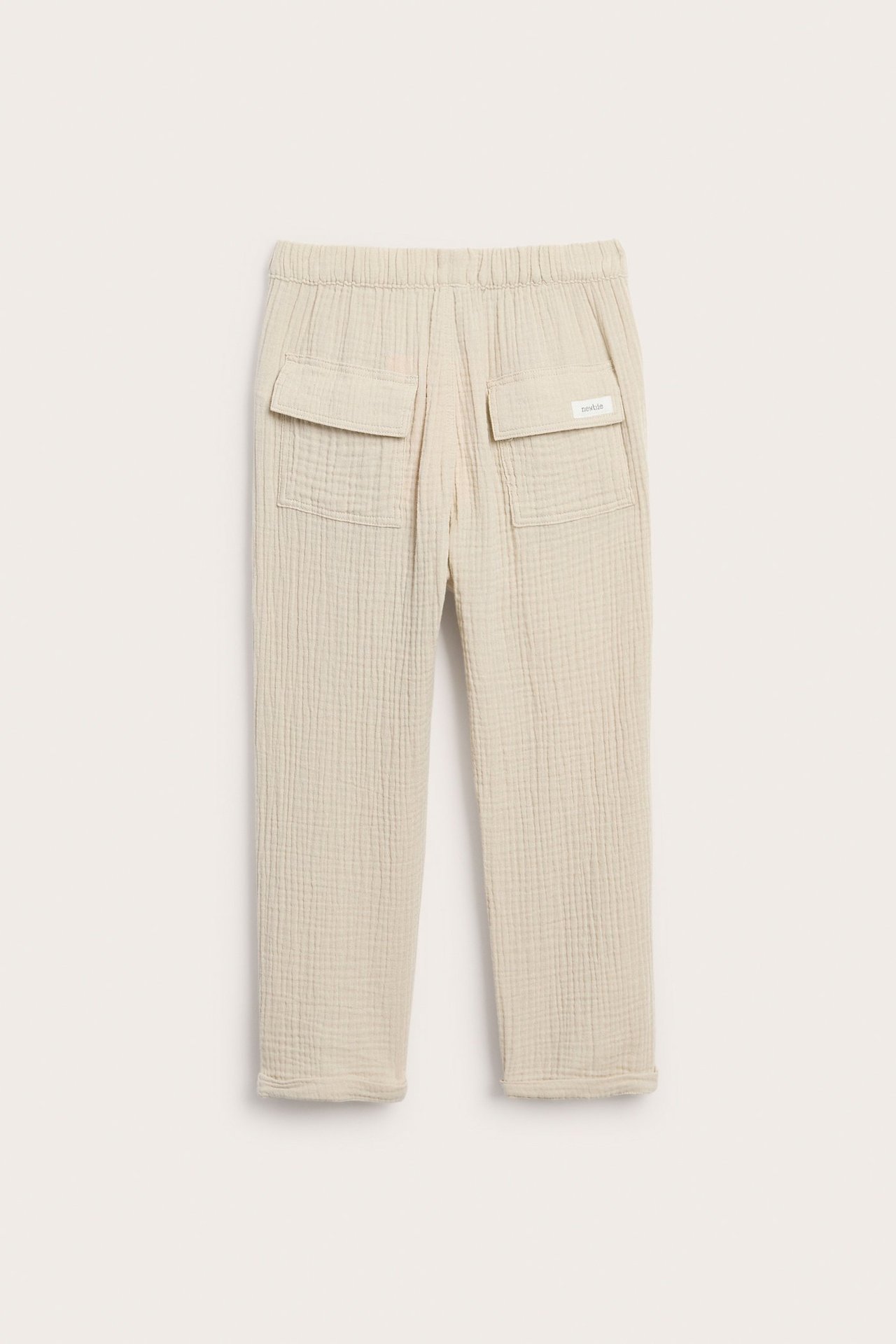 Rückansicht: Off-white Baumwoll-Musselin-Hose mit Gummizugbund und zwei Pattentaschen hinten.