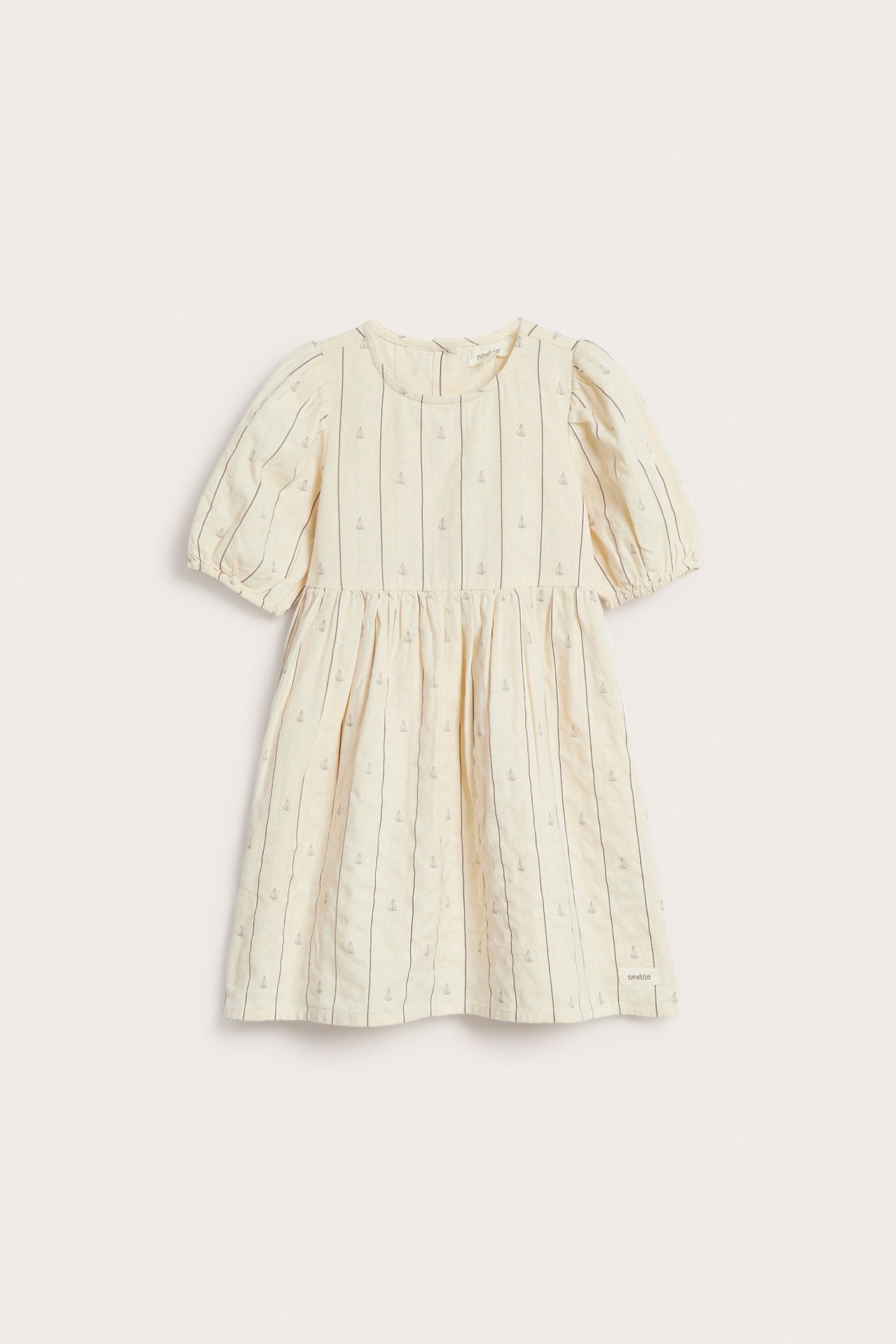 Vorderansicht: Cremefarbenes Kinderkleid mit Streifen, Segelbooten, Puffärmeln und Knöpfen am Rücken.