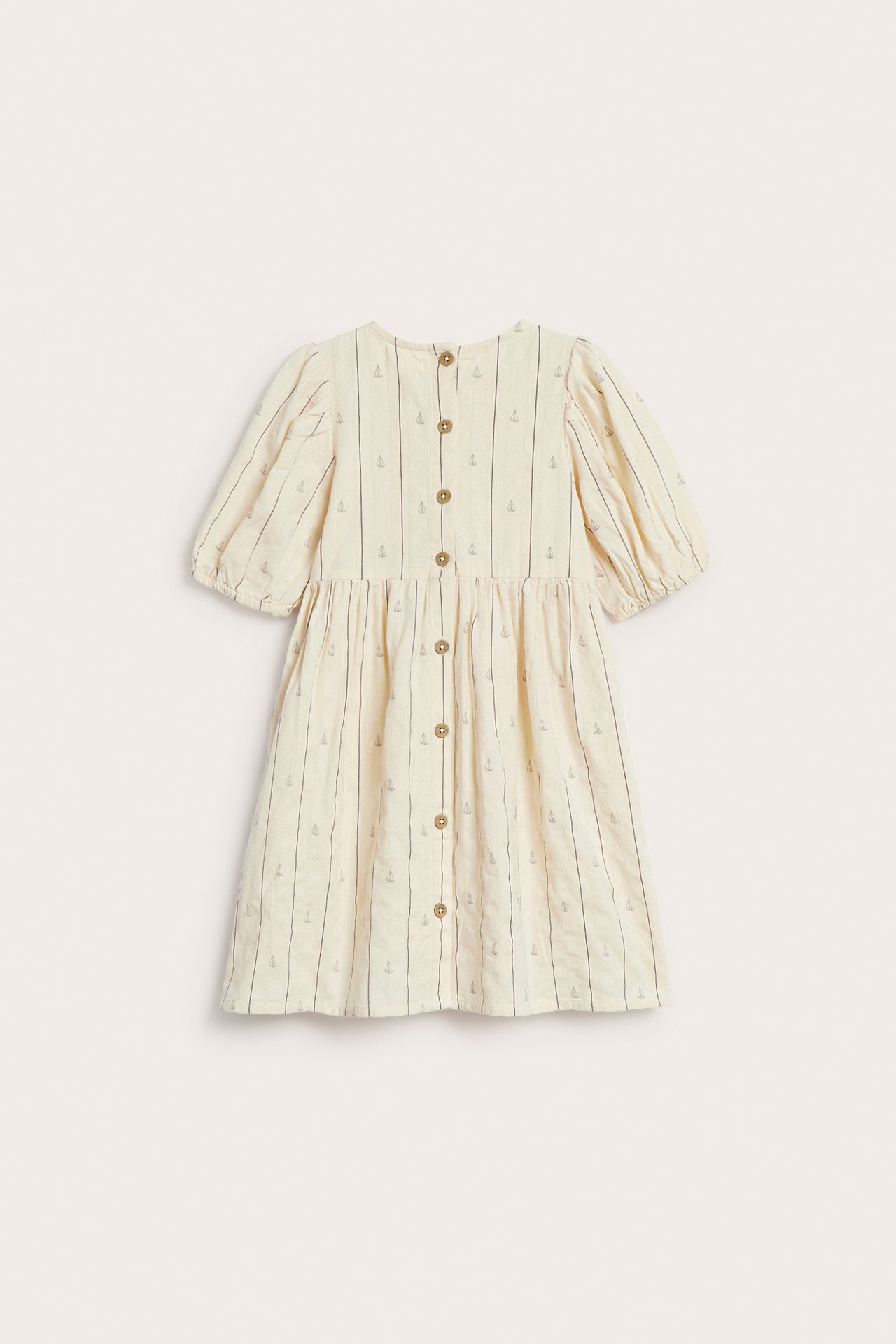 Rückenansicht eines weißen kurzärmeligen Baumwollkleides für Kinder mit Streifen, Segelbooten, Puffärmeln und Rückenknöpfen.