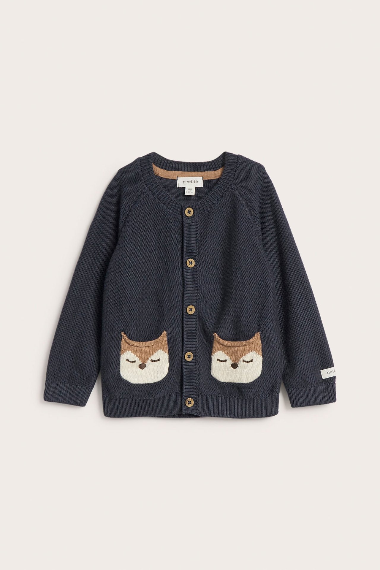 Dunkelblaue gestrickte Baby-Strickjacke, Vorderansicht, mit schlafenden Tiergesicht-Taschen und Holzknöpfen.