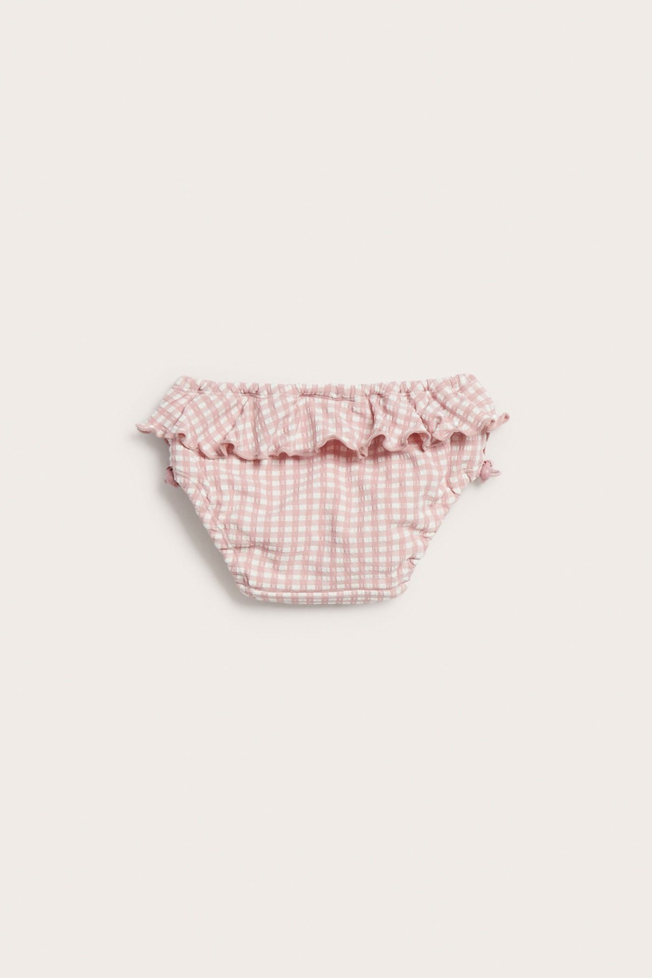 Rosa-weiß karierte Baby-Badehose mit gerüschtem Gummibund, Vorderansicht.