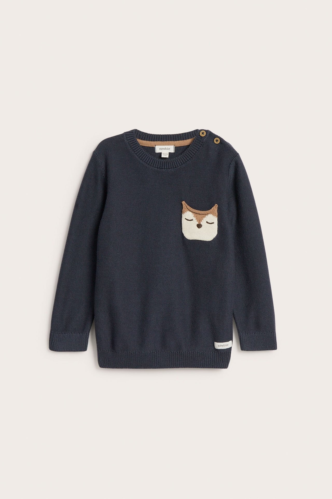 Dunkelblauer, gestrickter Babypullover mit schlafendem Fuchsgesicht und Schulterknöpfen, Vorderansicht.