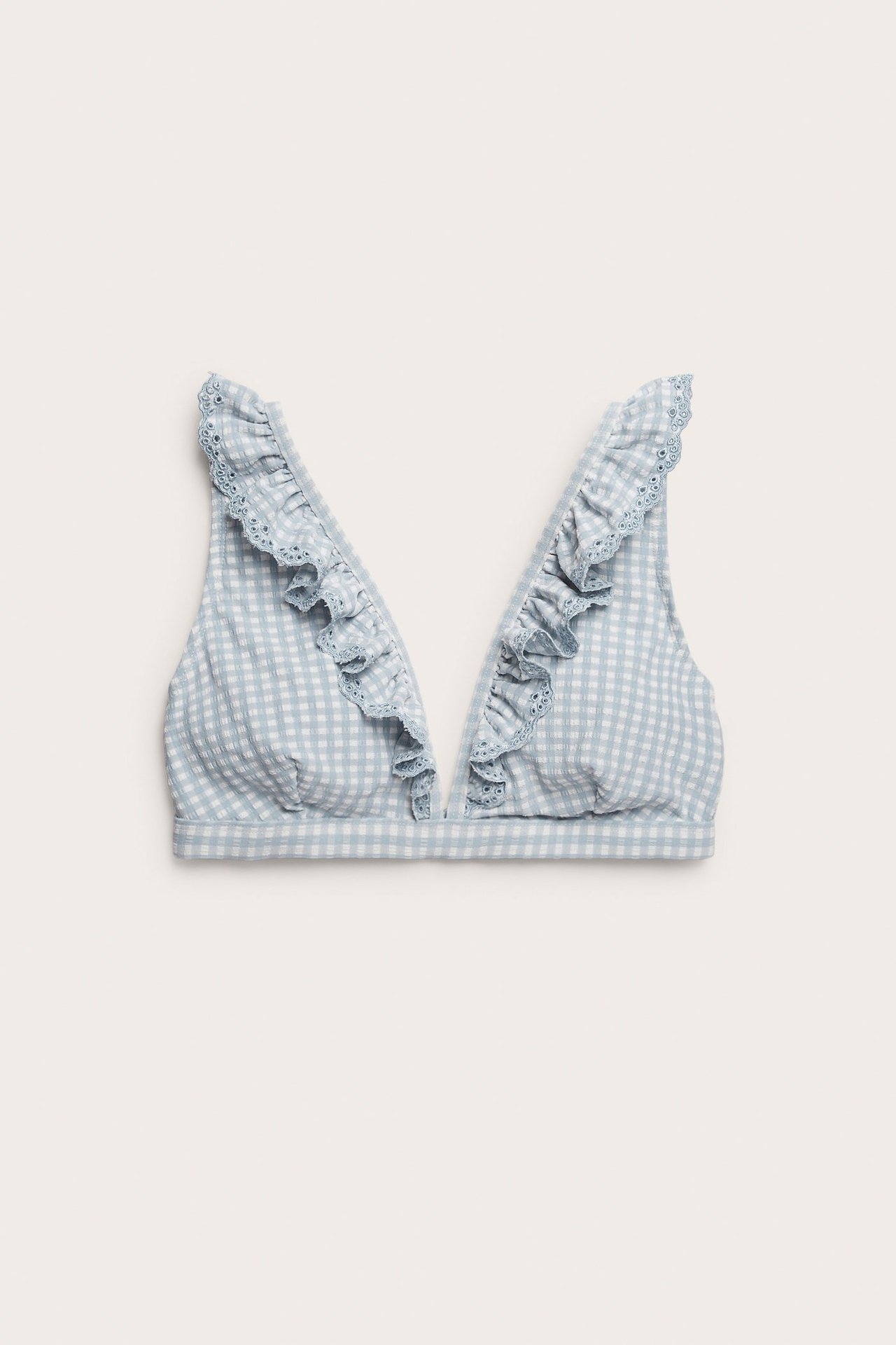 Vorderansicht eines hellblau-weiß karierten Bikini-Tops mit Rüschen und zarter Lochstickerei.