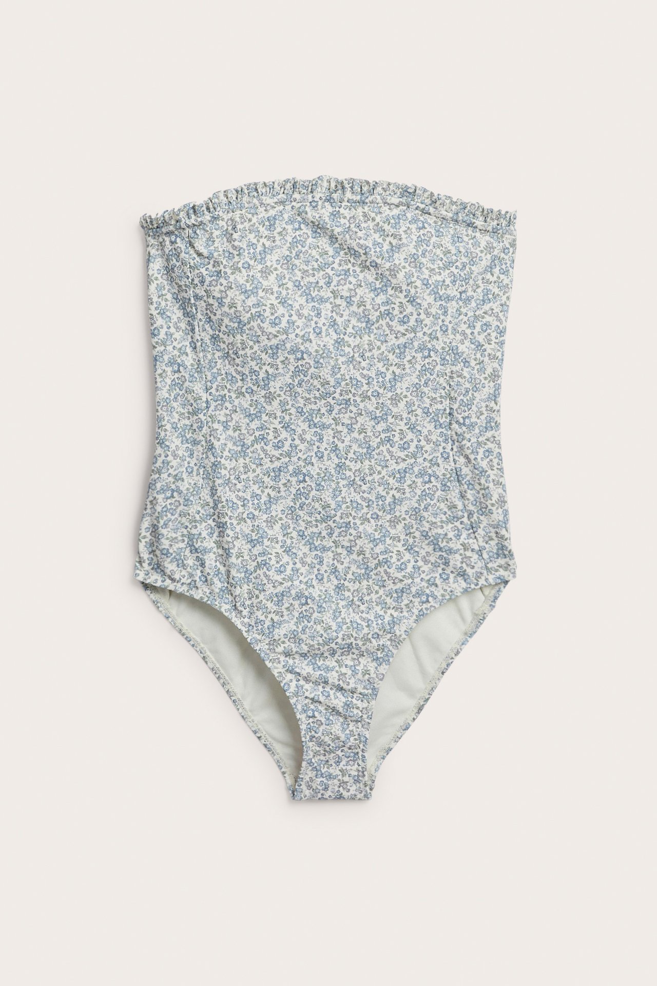 Vorderansicht: Damen-Bandeau-Badeanzug in Hellblau mit Blumenmuster und geraffter Oberkante.