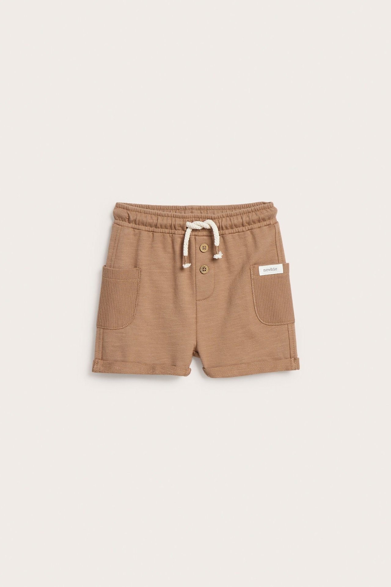 Vorderansicht brauner Slub-Jersey-Shorts mit gerippten Seitentaschen, umgeschlagenen Säumen, elastischem Bund, Kordelzug und Knöpfen.