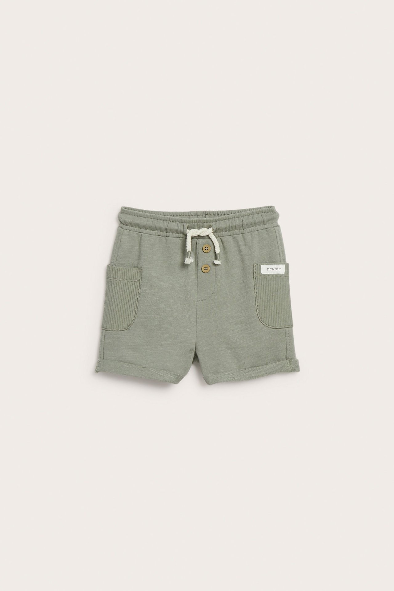 Vorderansicht von Kinder-Shorts aus dunkelgrünem Slub-Jersey mit Kordelzug, Ripptaschen und Knöpfen.